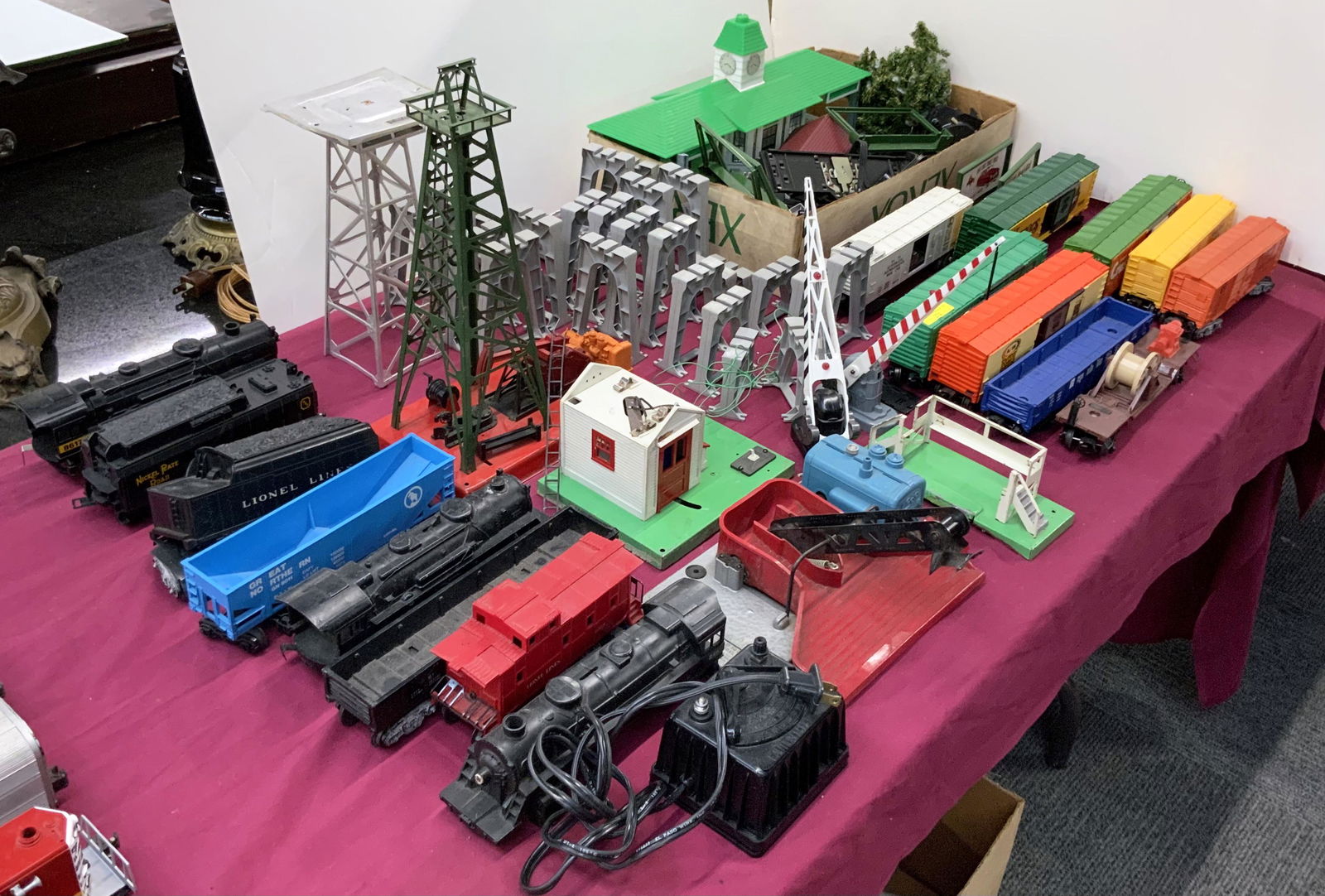 Lot of Vintage Lionel Train Cars and Accessories. (1 of 1)