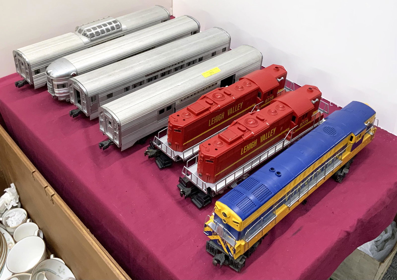 Lot of Vintage Lionel Train Cars. (1 of 1)