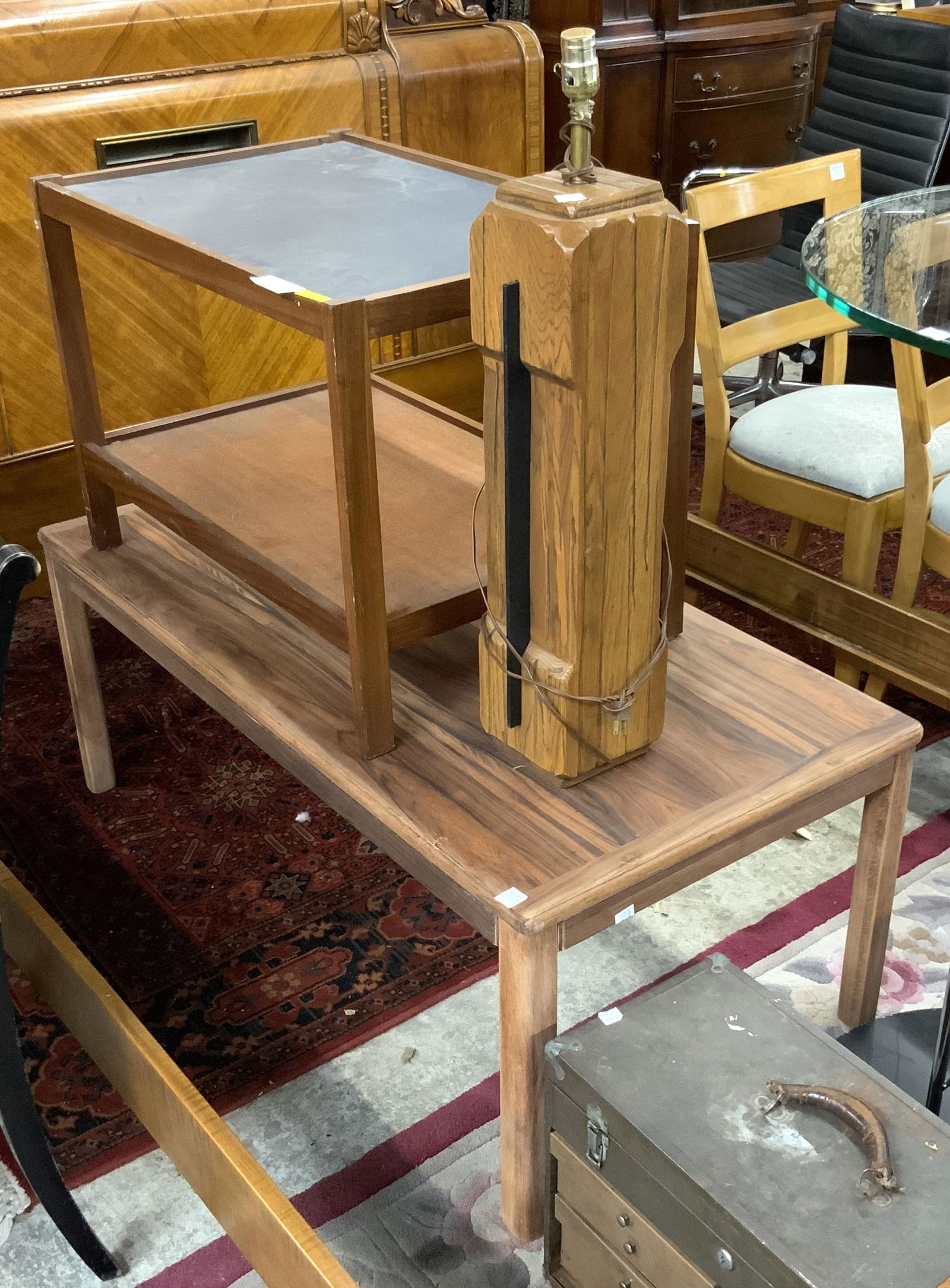 Lot: Coffee Table, End Table & Modern Lamp. (1 of 1)