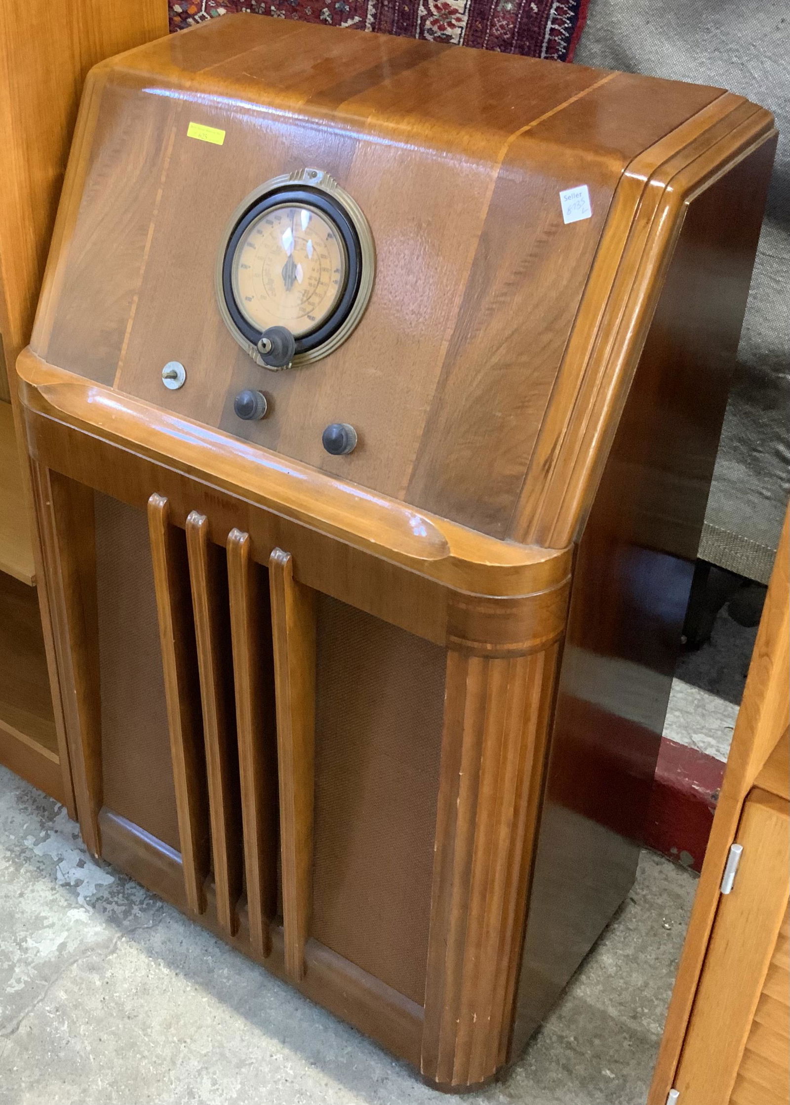 Philco Inlaid Wood Console Radio. (1 of 1)