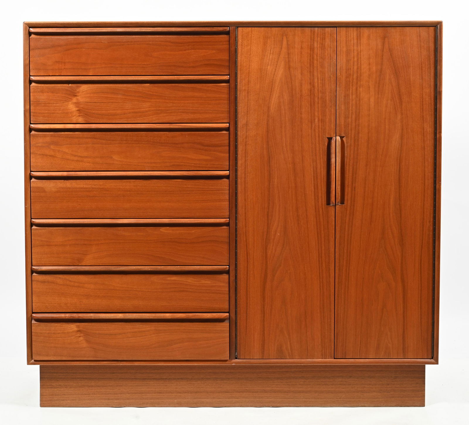 Unsigned Westnofa Gentleman's Chest of Drawers. (1 of 3)