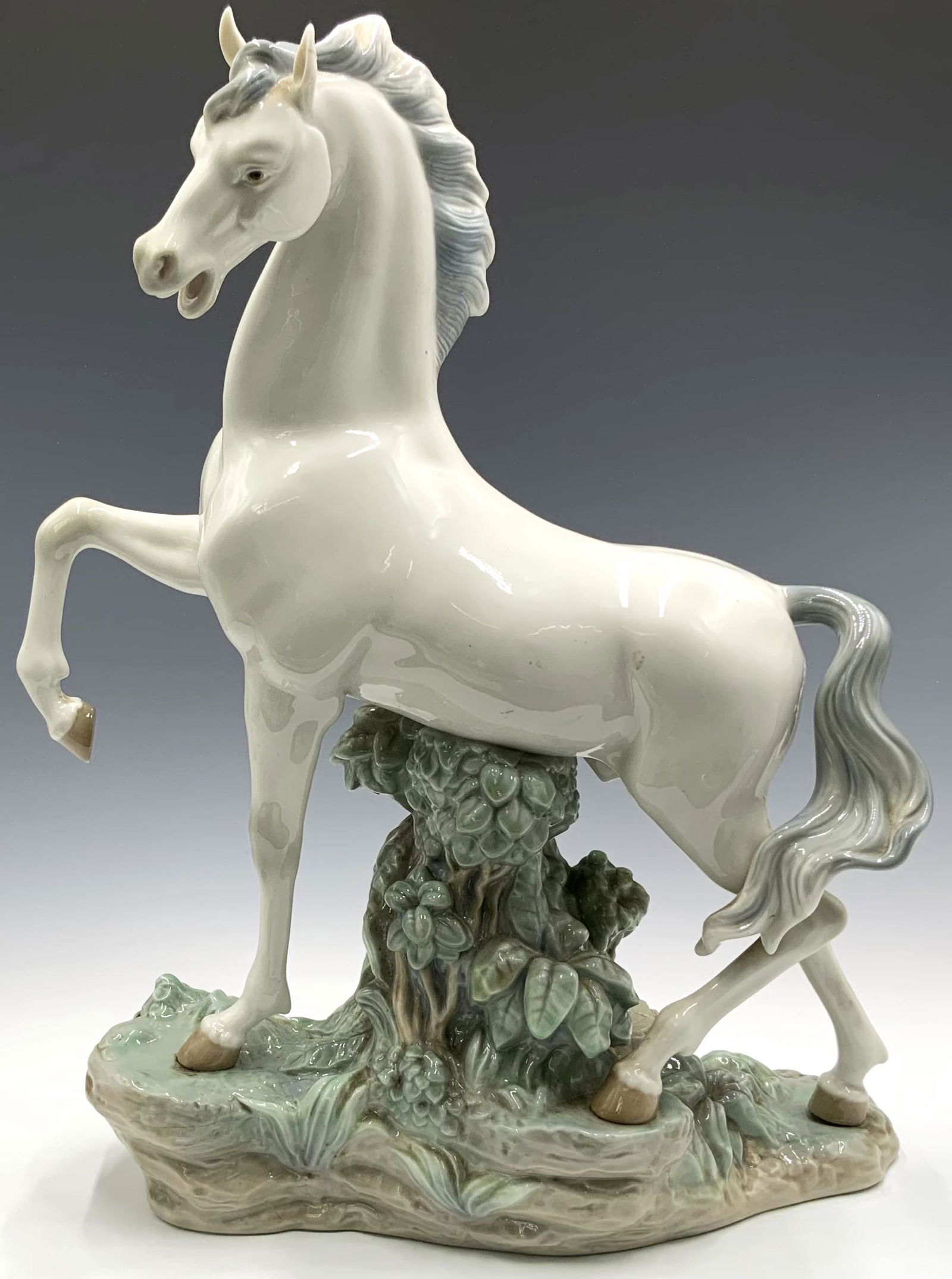 Large Lladro Figurine of White Horse. (1 of 4)