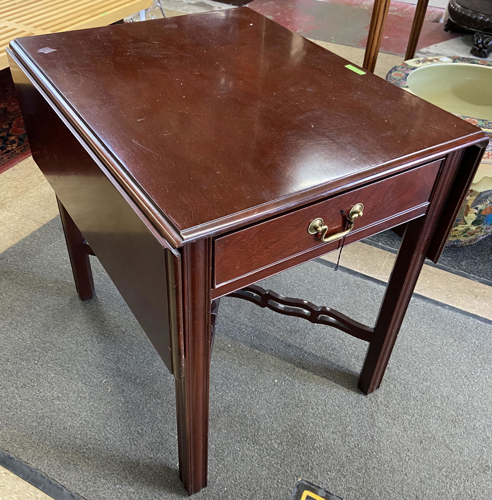 Kindel Square Mahogany Dropleaf Lamp Table. (1 of 1)