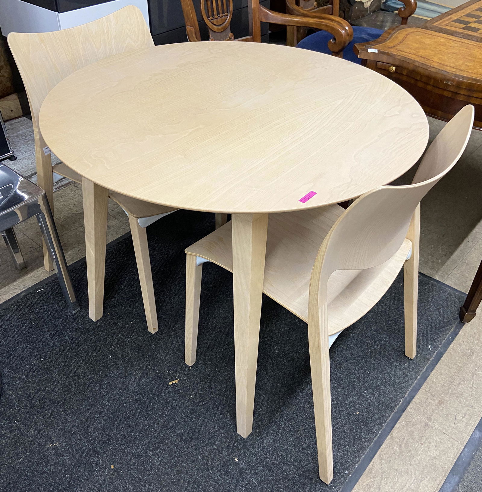 Jesus Gasca for Stua Round Table & Chairs Set. (1 of 1)