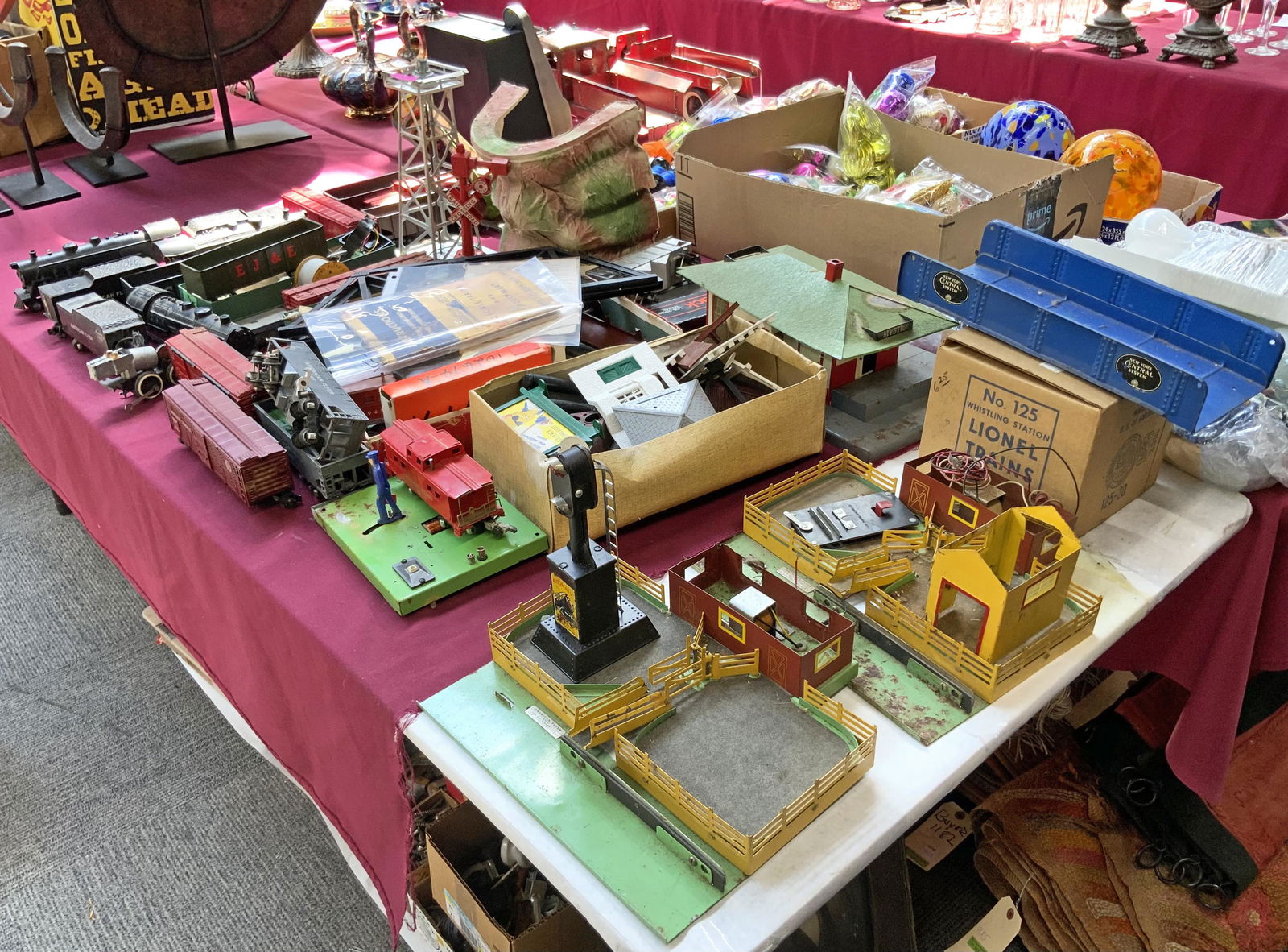 Lot: Vintage Toy Trains, Switching Lights, Towers. (1 of 2)
