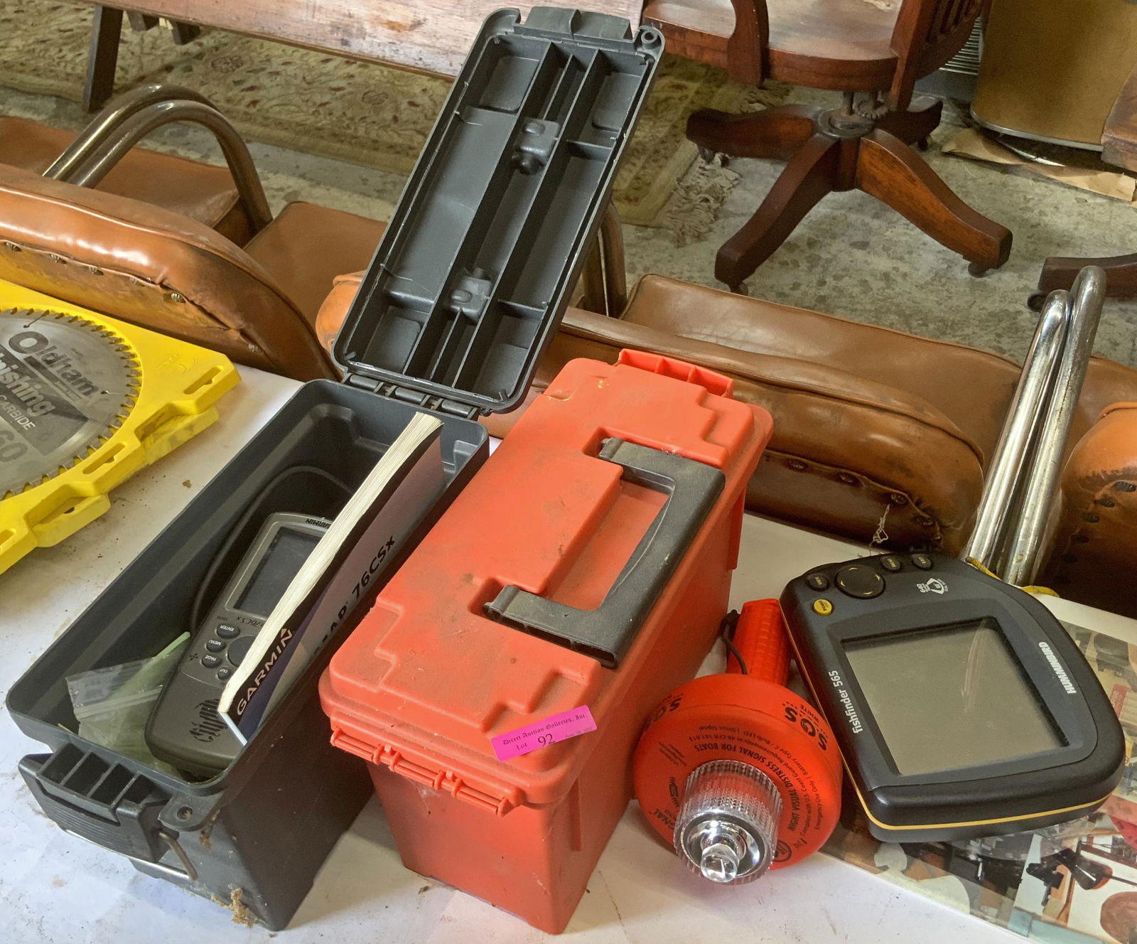 Lot: Fish finder, handheld GPS & SOS Light. (1 of 1)