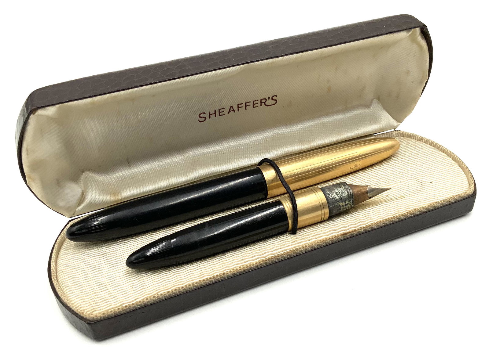Lot of 2 Vintage Sheaffer's Fountain Pens w/ Case. (1 of 2)