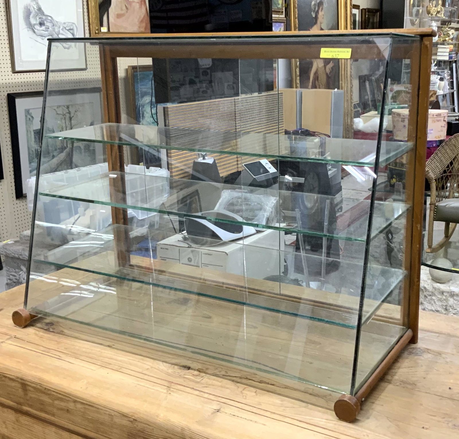 Store Counter Top Glass Display Case. (1 of 2)