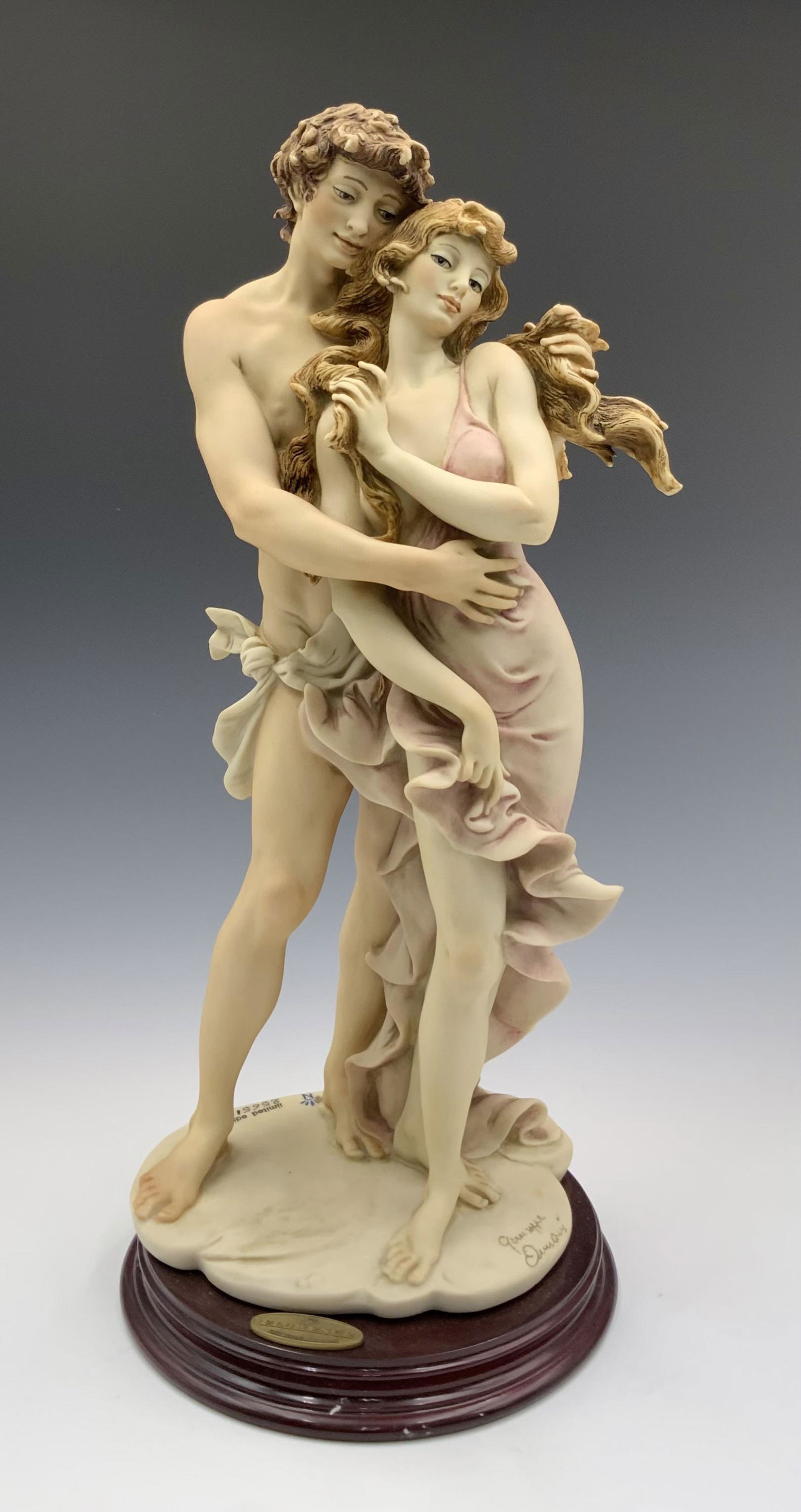 Giuseppe Armani Limited Edition - 191C "Lovers".: This figurine is numbered 2,565/3,000, and is titled 191C "Lovers". This lot does not include a certificate of authenticity or it's original box. The piece is in great condition. There are no signs of