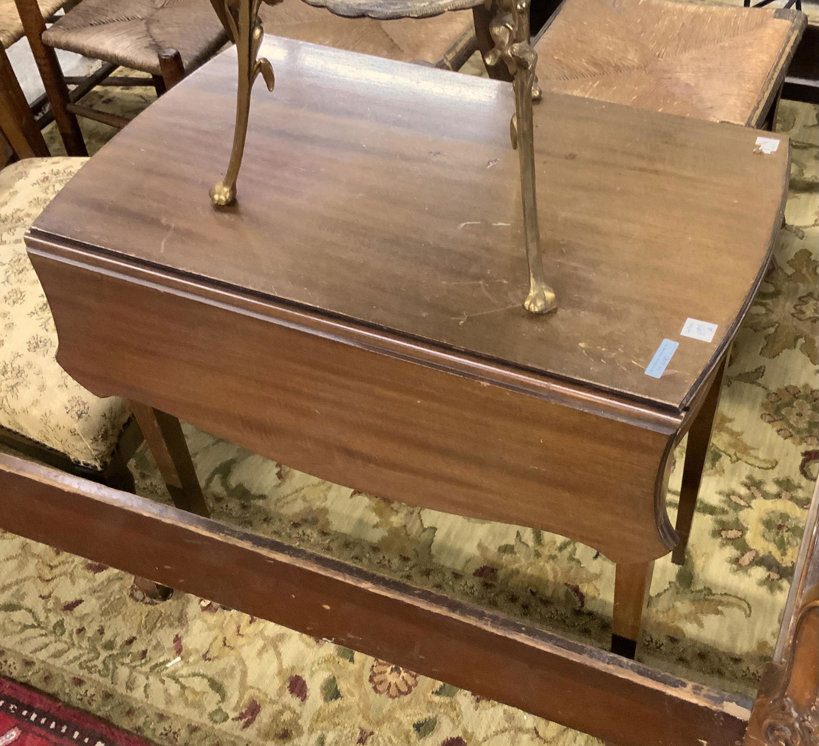 Small Mahogany Dropleaf End Table. (1 of 1)
