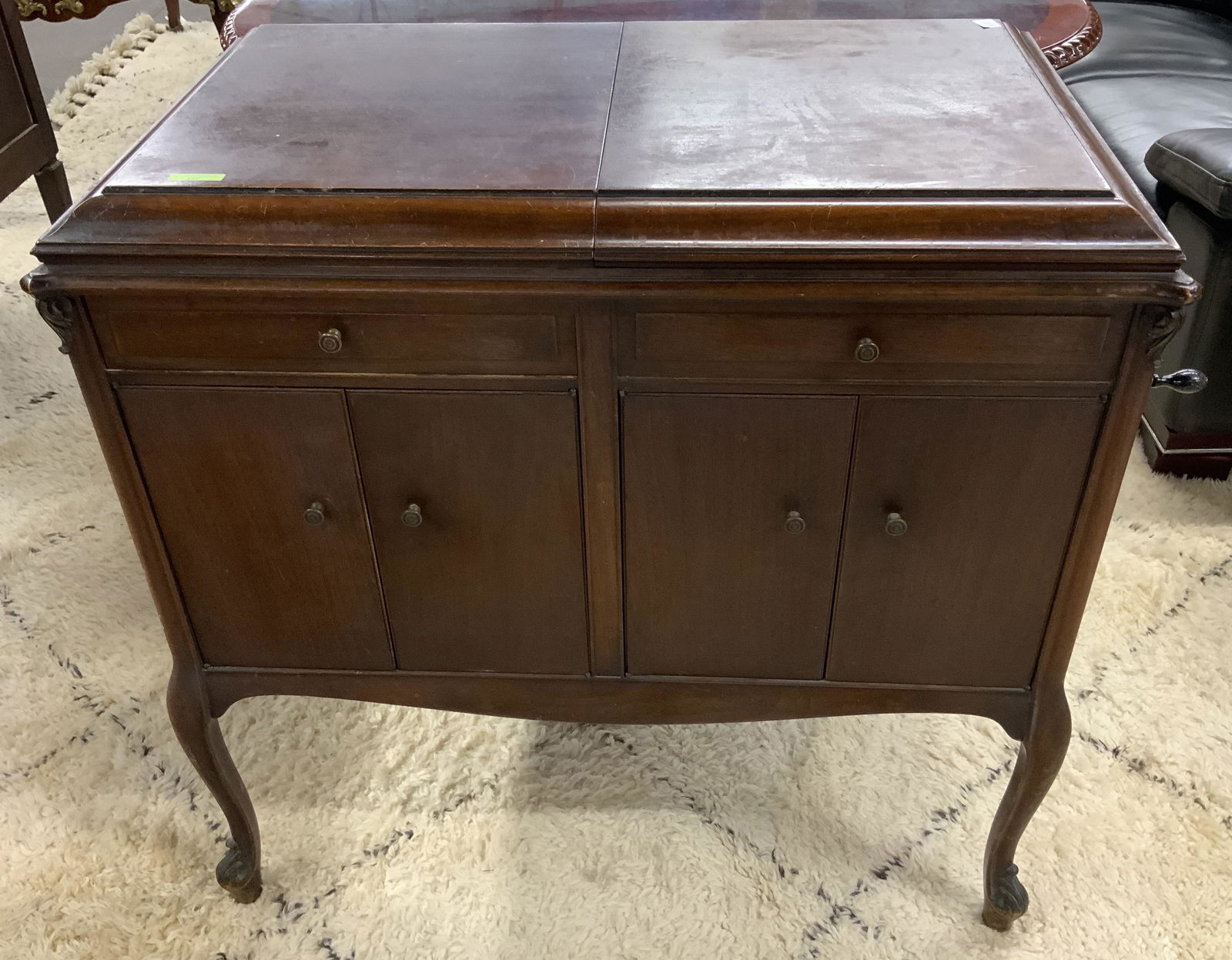 Antique Victor Talking Machine Victrola #VV-220.: This is a Horizontal Floor Model, V V 220, Serial Number 9815, in Working Condition. Extra needles are included. The Cabinet is sound but has minor scuffs, with no other signs of damage. It Measures 3