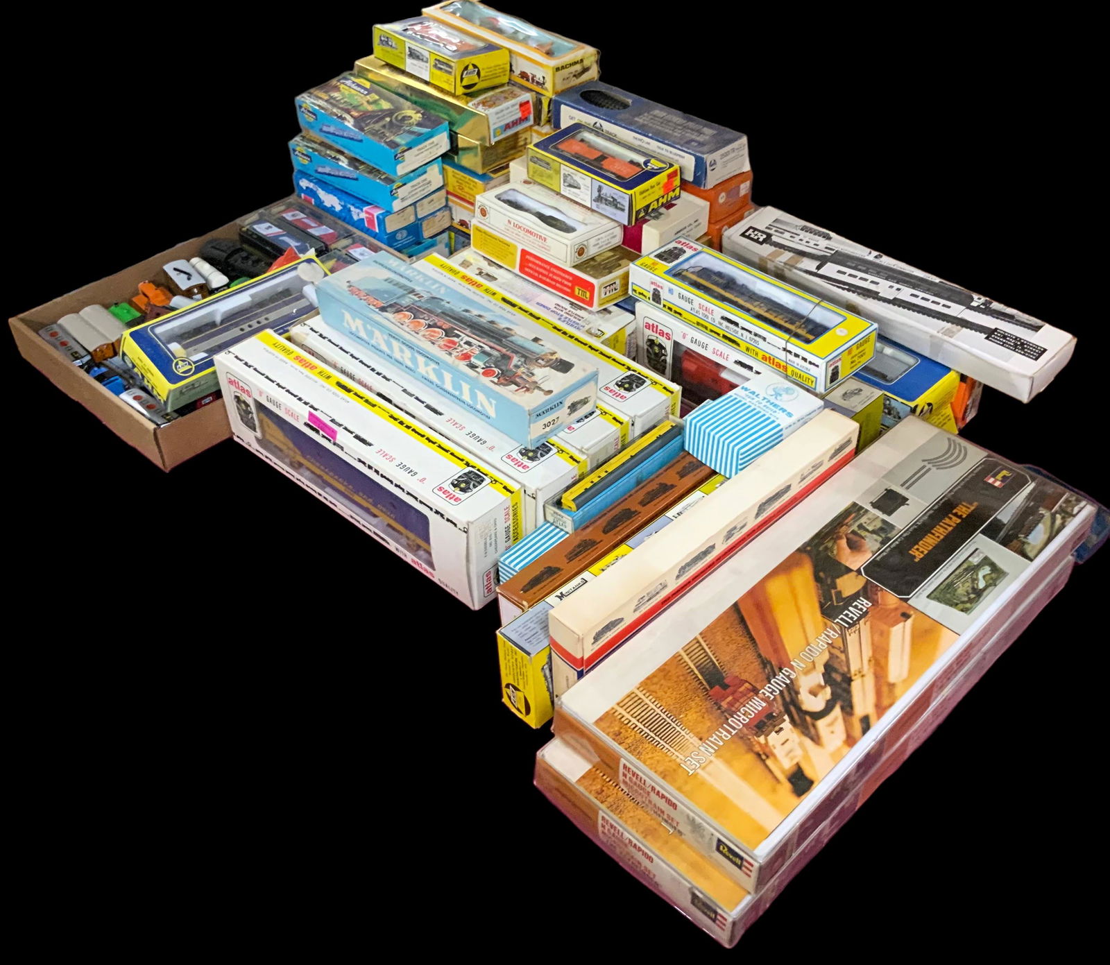 Lot of Vintage Model Trains, Most in Boxes. (1 of 6)