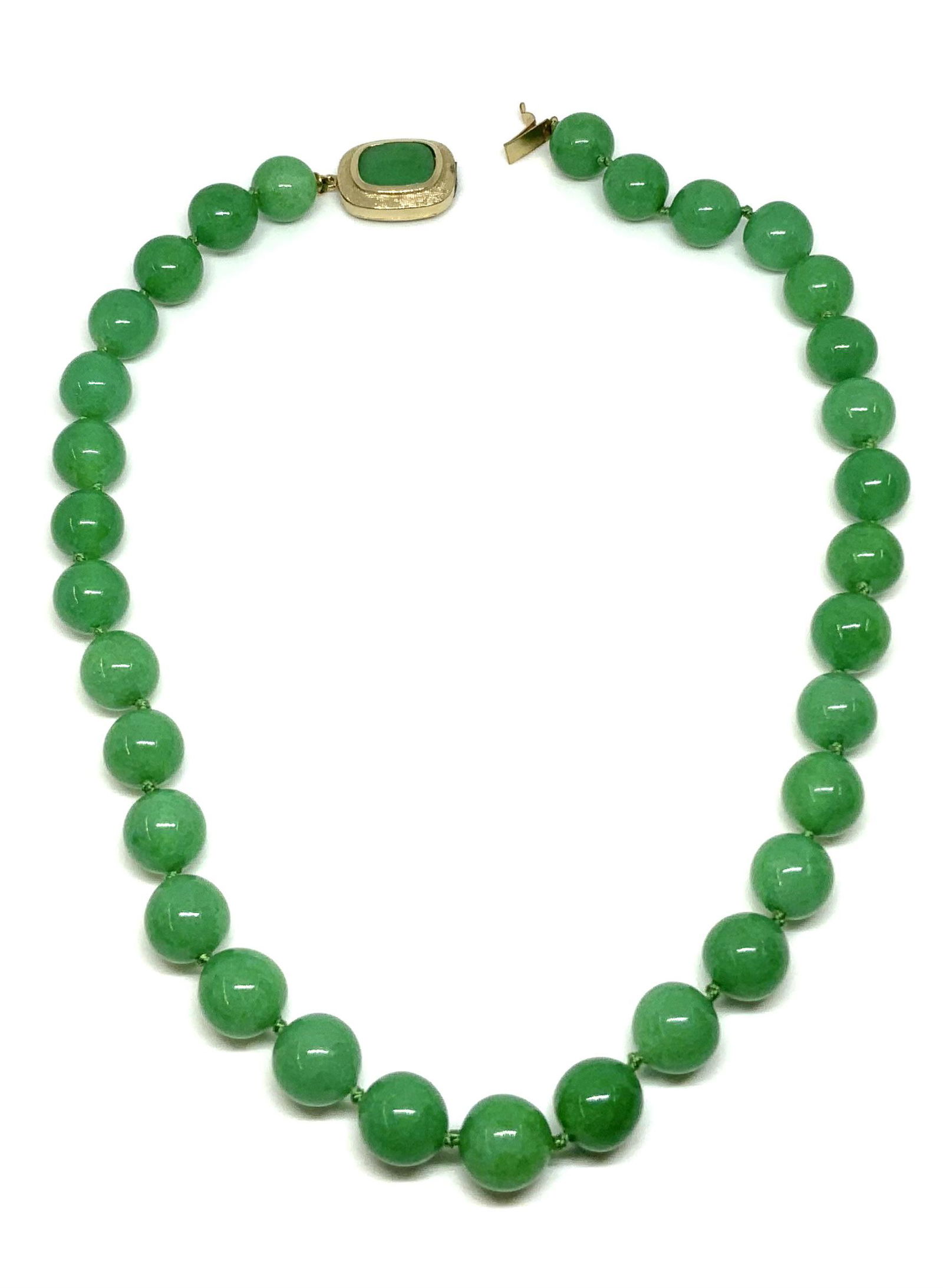 Vintage Green Jade Stone Beaded Necklace. (1 of 4)