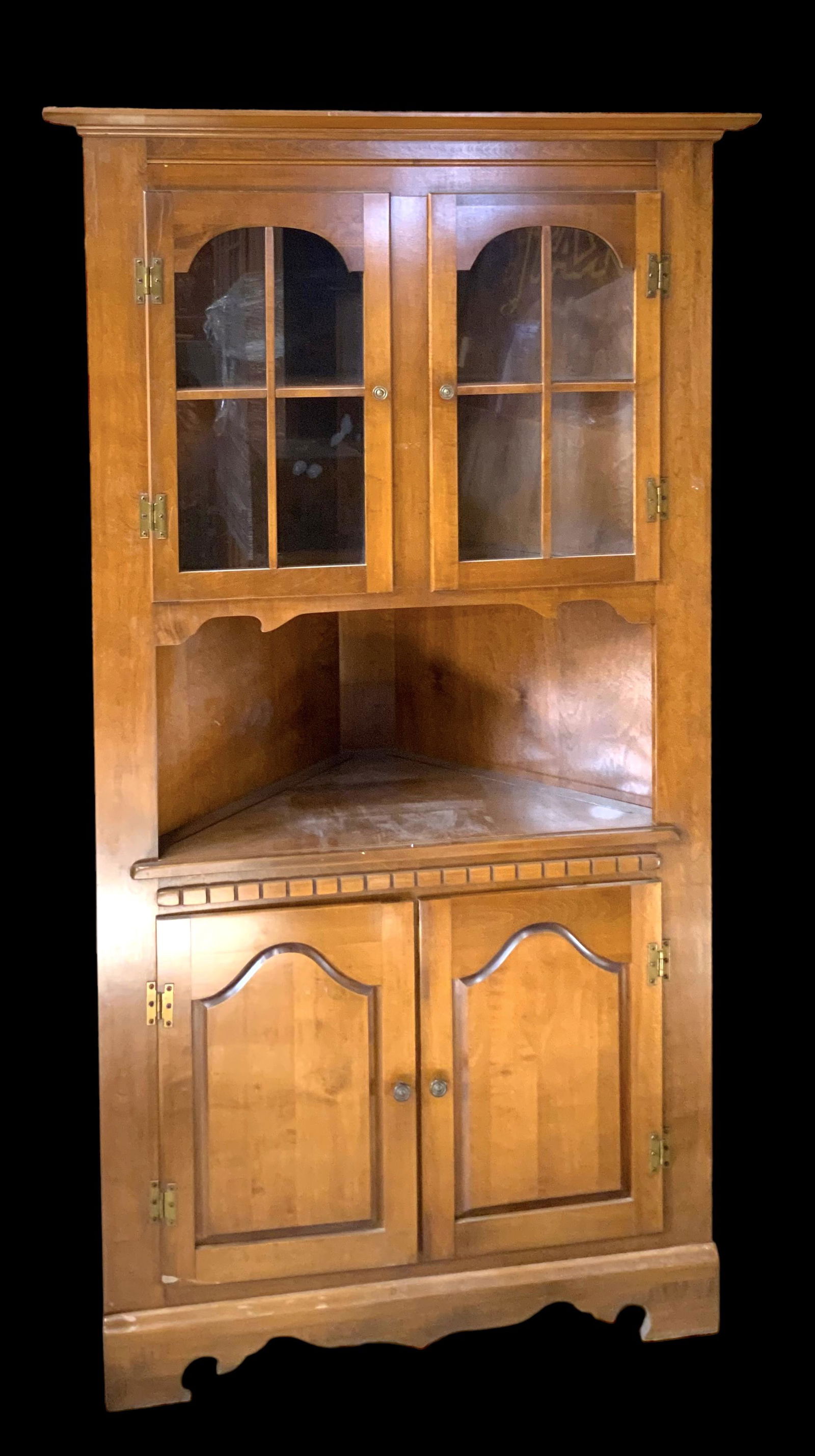 Maple Corner Cabinet. (1 of 2)