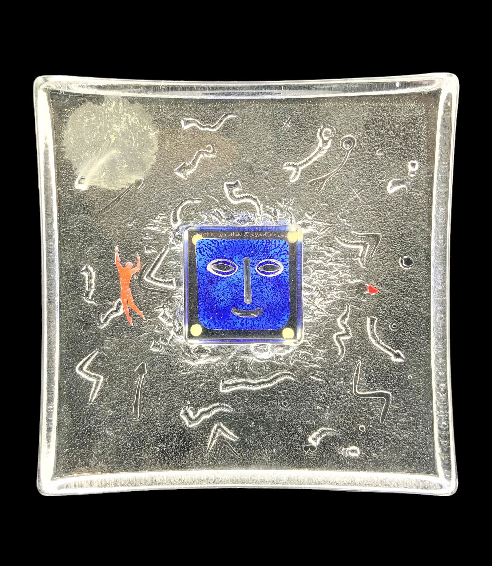 Bertil Vallien for Kosta Boda Art Glass Face Dish.: The Bowl or Dish is Signed by the artist. It looks to be in overall Good condition, with some residue from when stickers were attached. It Measures 8 3/4" x 8 3/4" x 2 1/2". In-House Shipping is Avail
