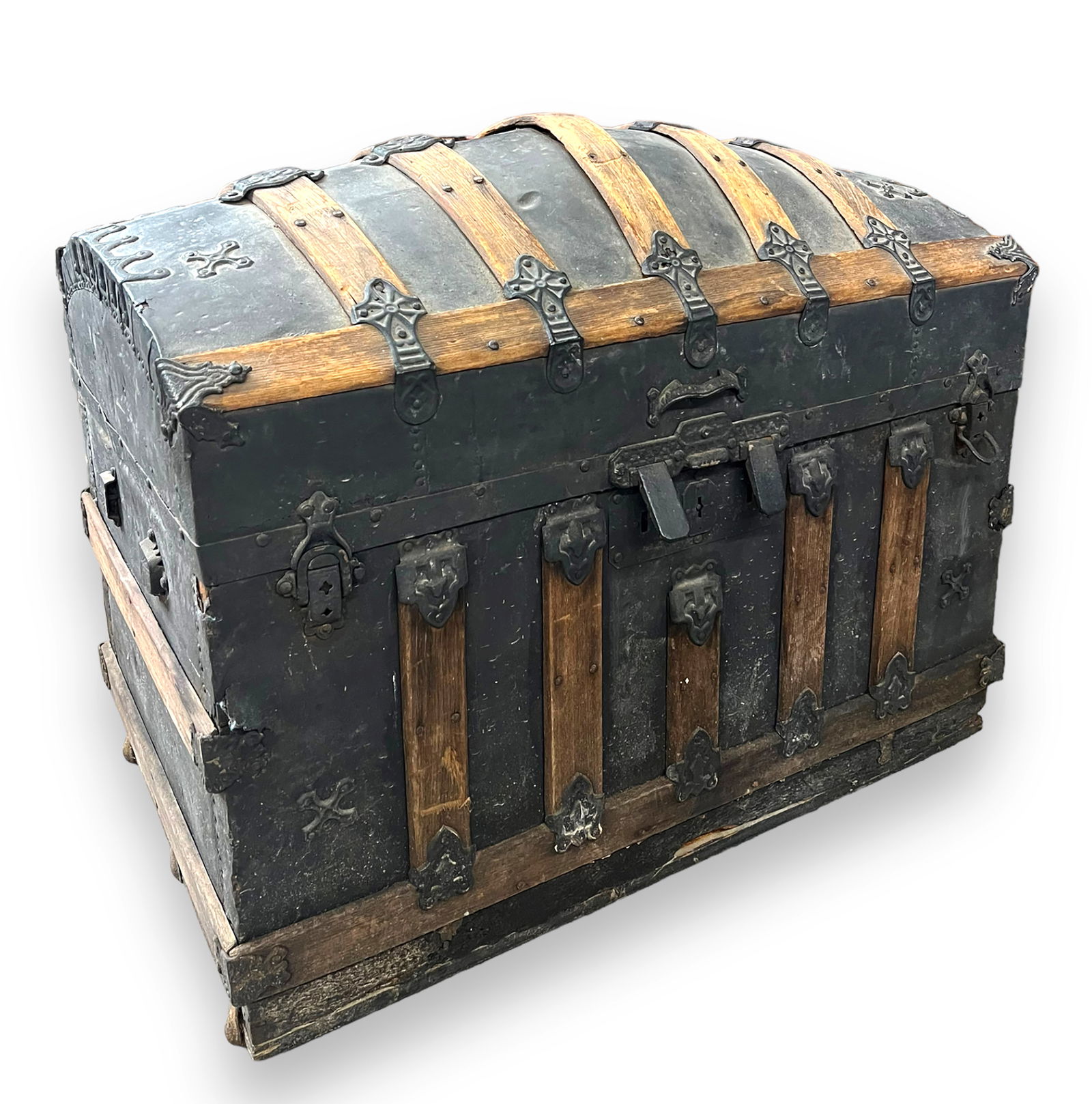 Antique Humpback Steamer Trunk. (1 of 2)