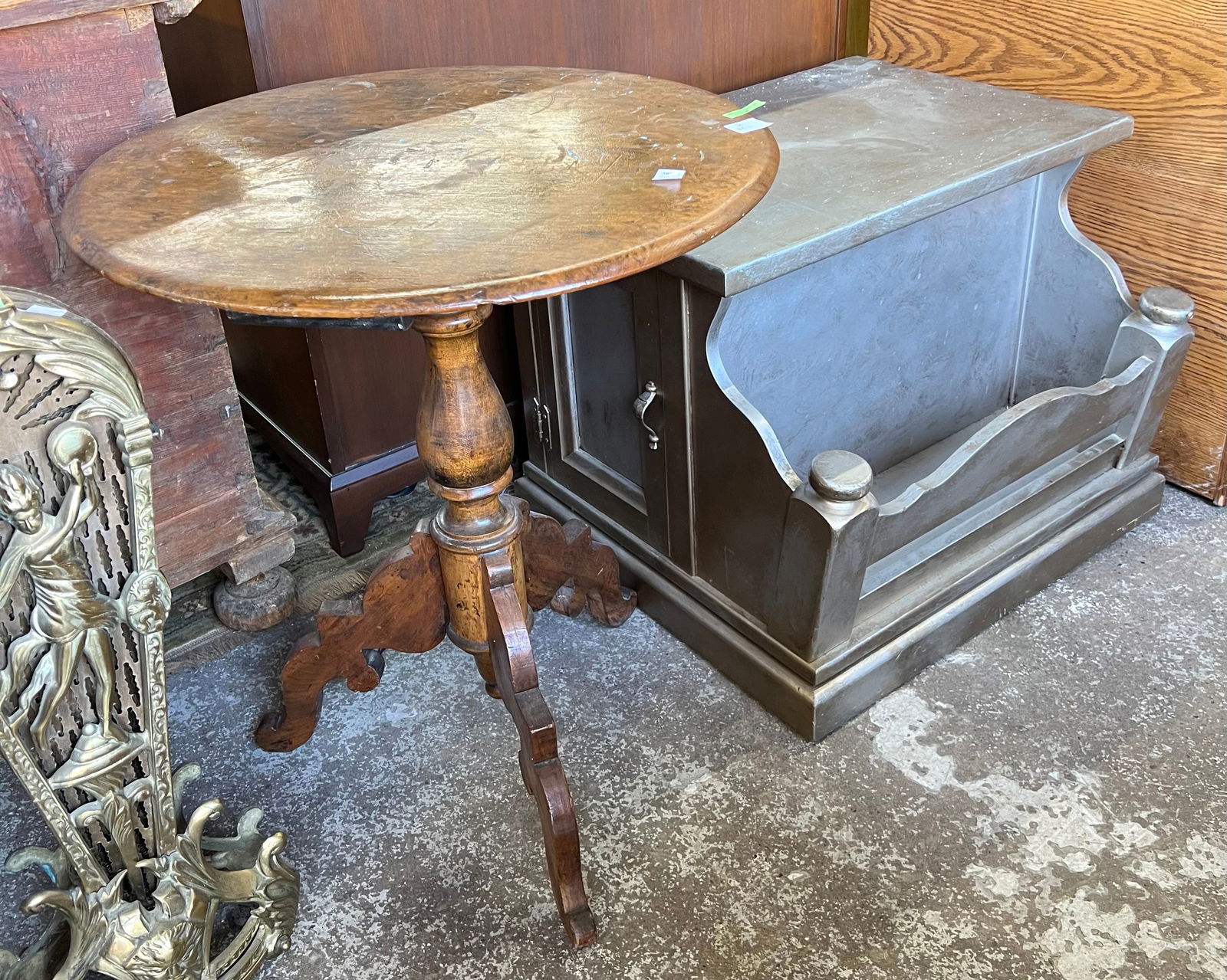 Round Table & Magazine Table. (1 of 1)