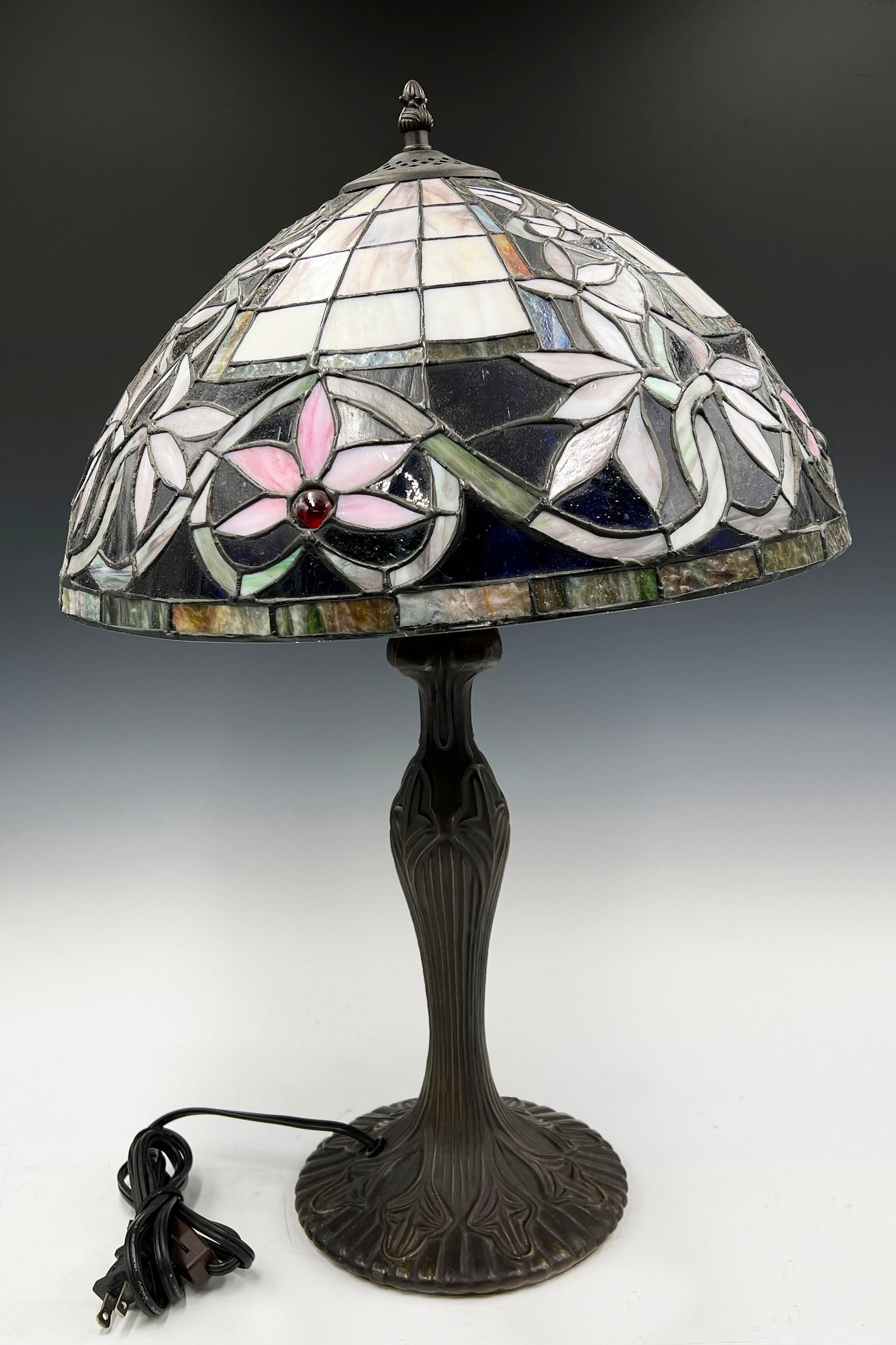 Stained Glass Table Lamp w/ Flower Motif. (1 of 3)