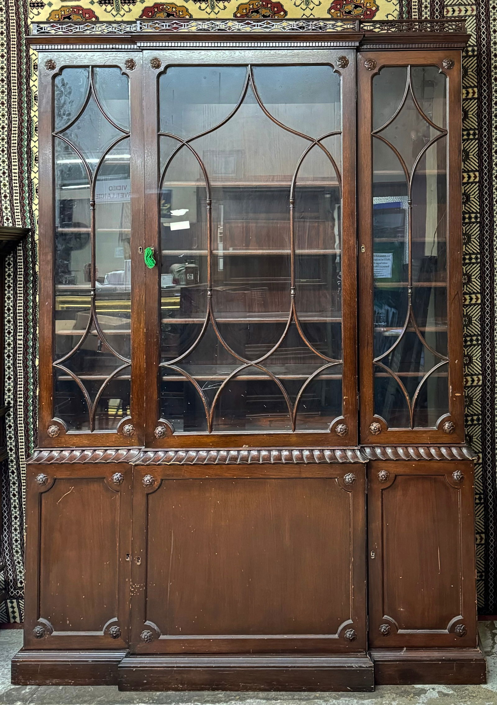 Kittinger Mahogany Breakfront / China Cabinet. (1 of 1)