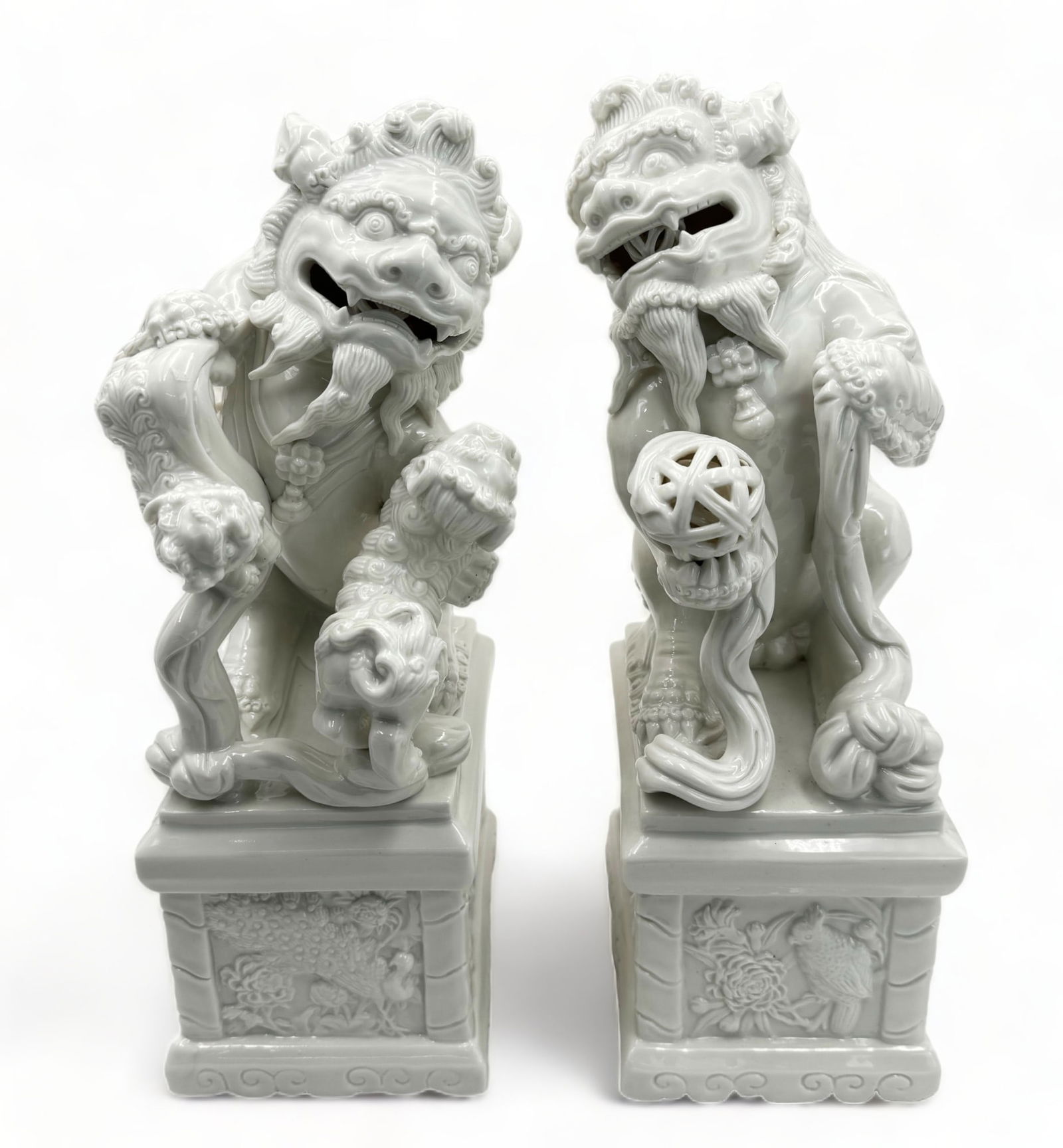 Pair of Blanc de Chine Chinese Foo Dogs. (1 of 5)