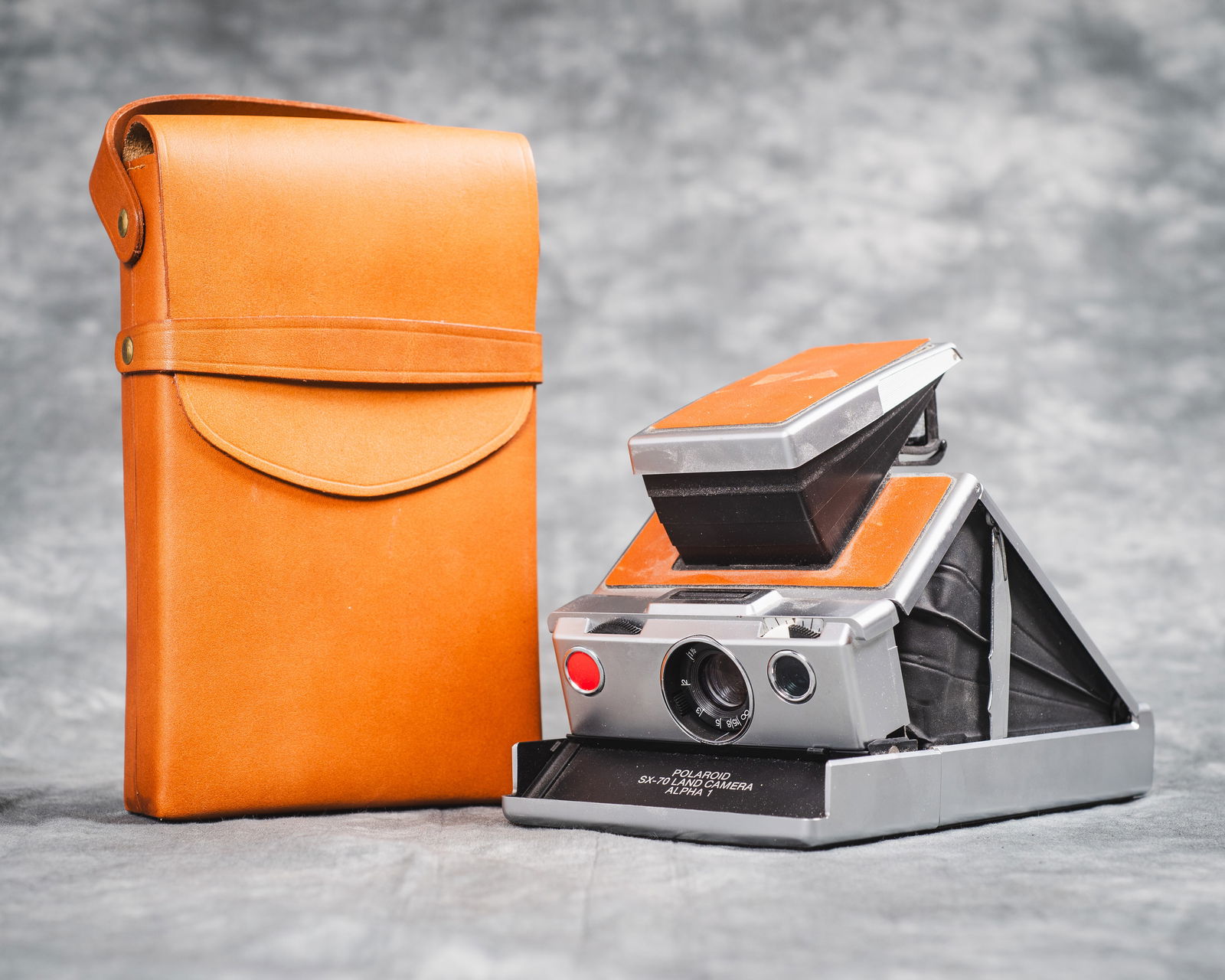 Polaroid SX-70 Alpha 1 Camera with Case. (1 of 6)