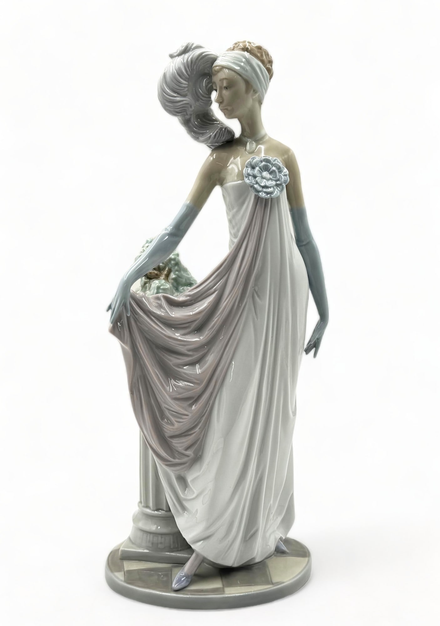 Lladro "Socialite of the 20s" Art Deco Figurine.: She looks to be in Very Nice condition. The Figurine measures 13 1/2" tall. In-House Shipping is Available. Please see our Website Regarding In-House Shipping Procedures.