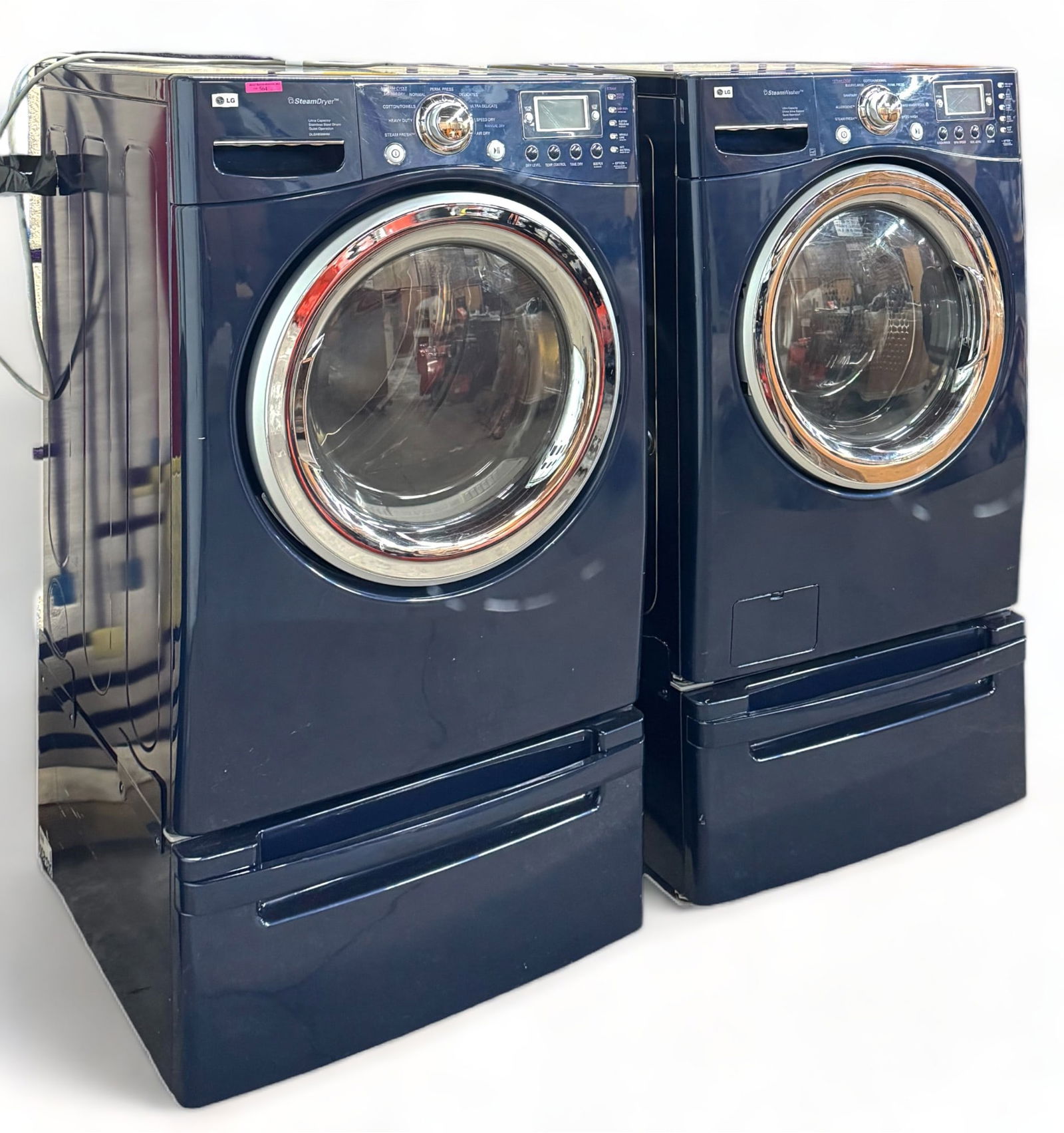 LG Front Load Steamwasher and Steamdryer Set. (1 of 3)