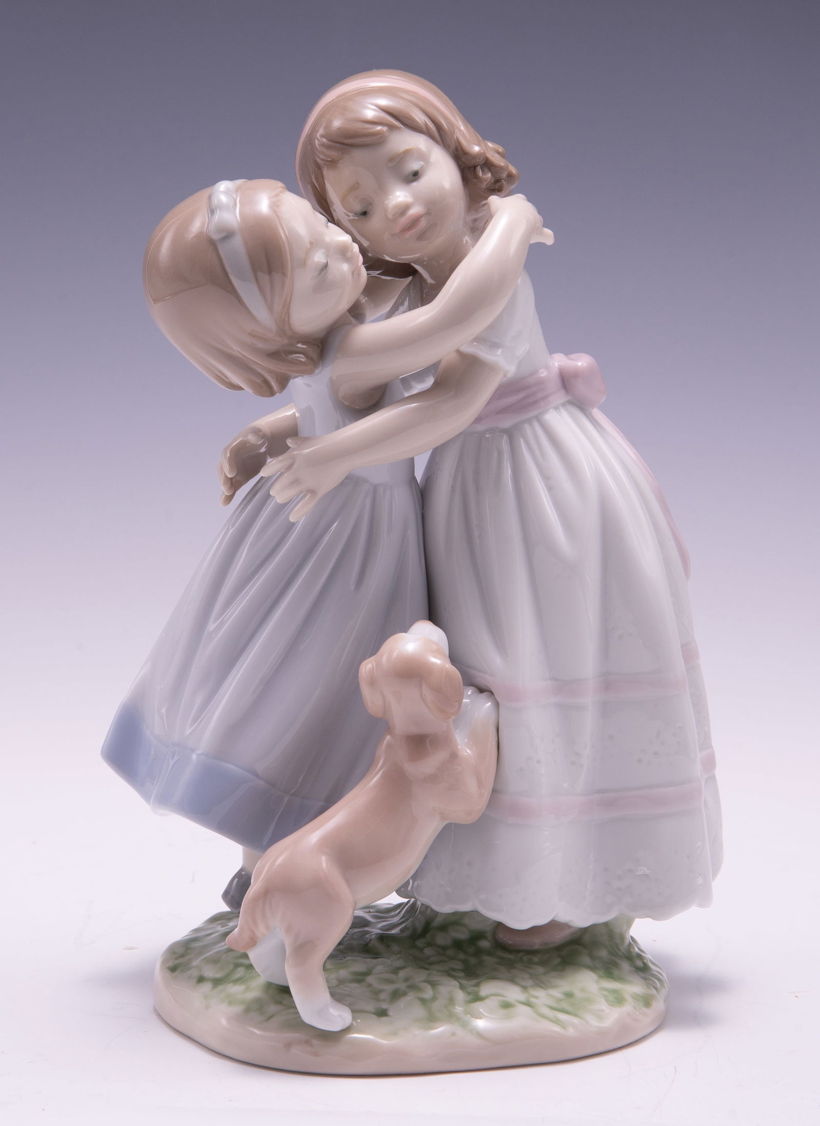 Lladro Give Me a Hug Figurine w/ Original Box. (1 of 4)
