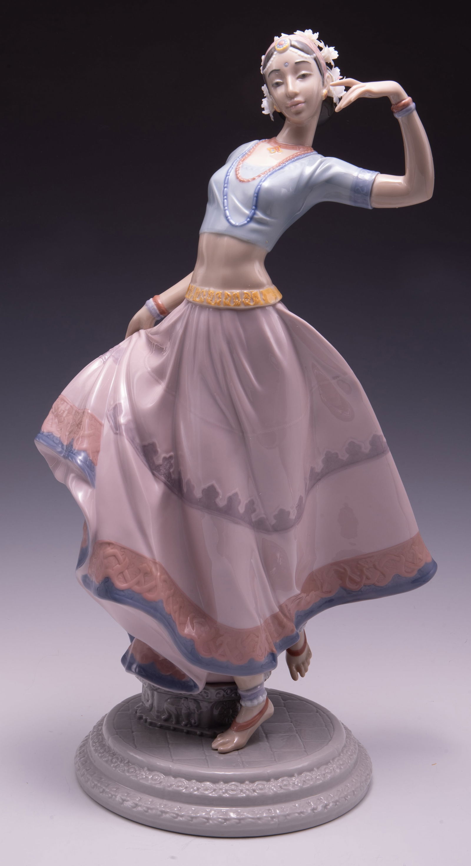Lladro Hindu Dancer Figurine #6527. (1 of 6)