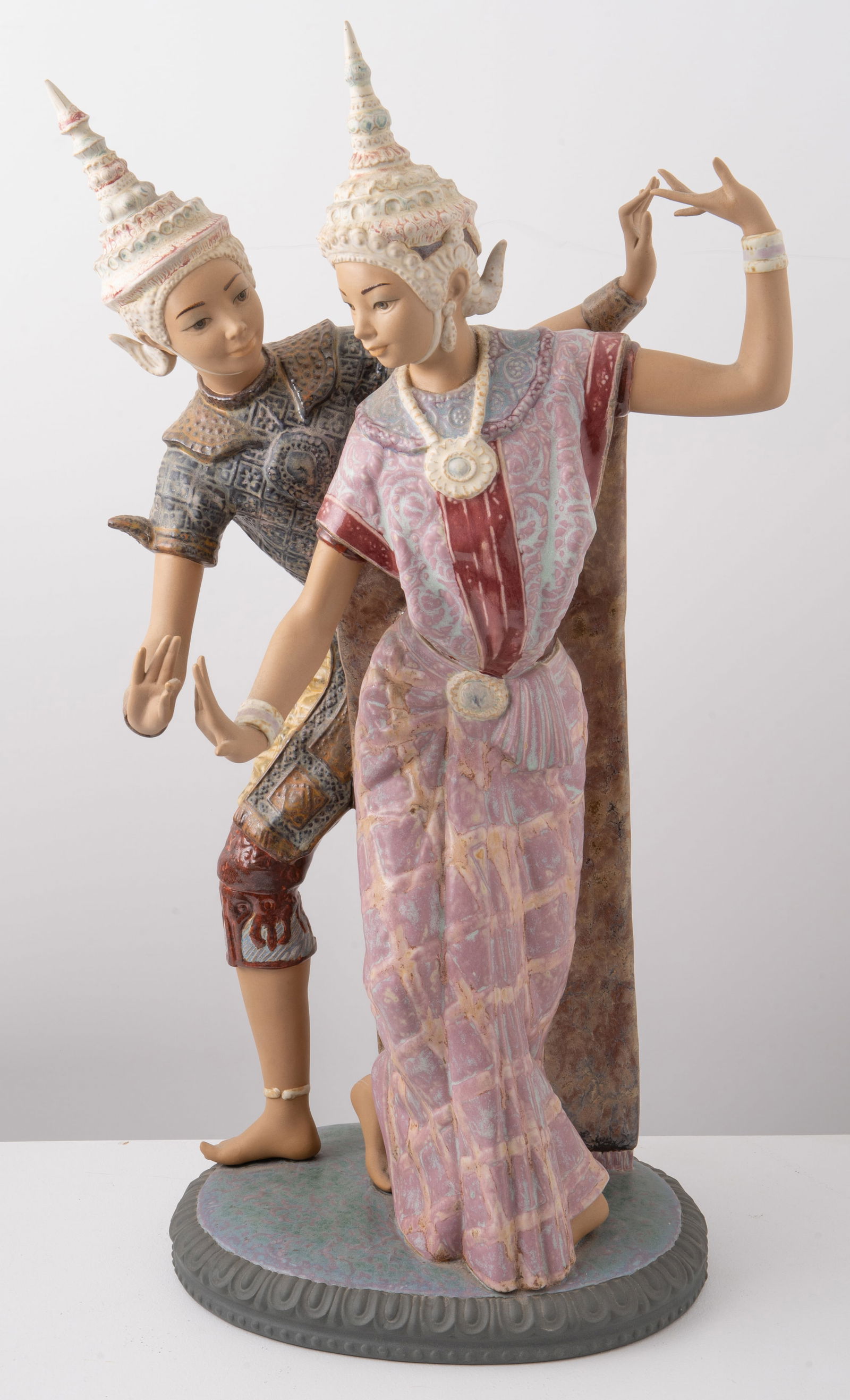 Lladro Thai Dancing Couple Figurine. (1 of 5)