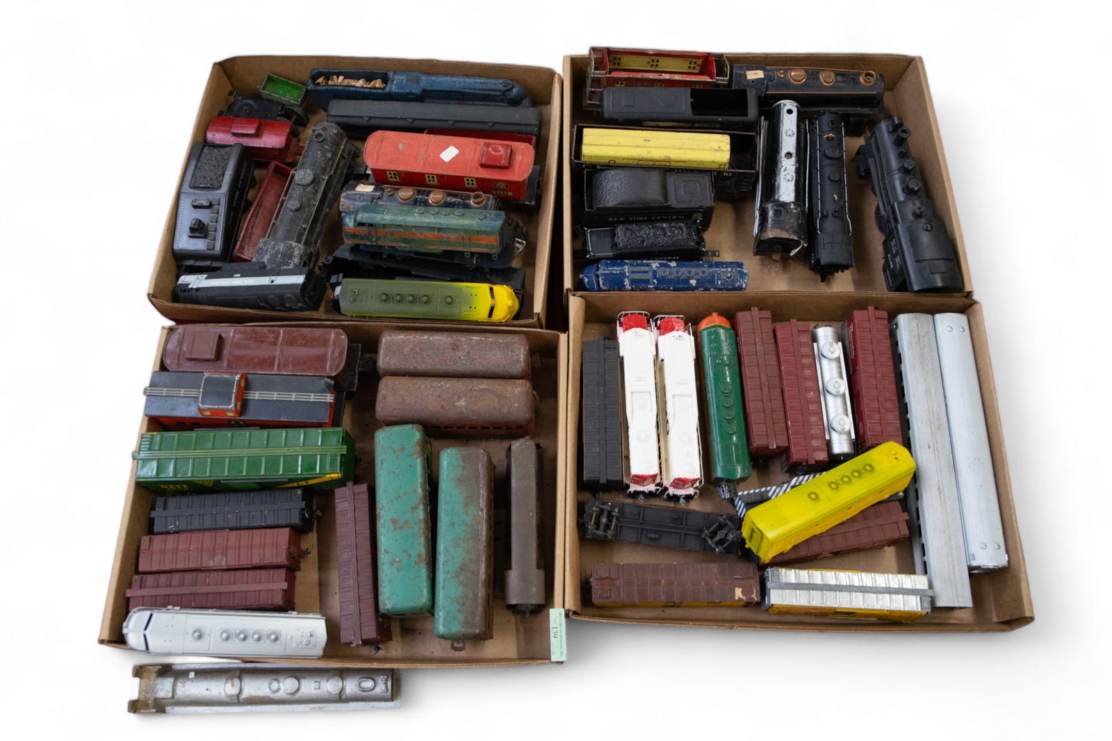 Lot of Trains HO, H, Tin, Engines - Lionel, Marx. (1 of 5)