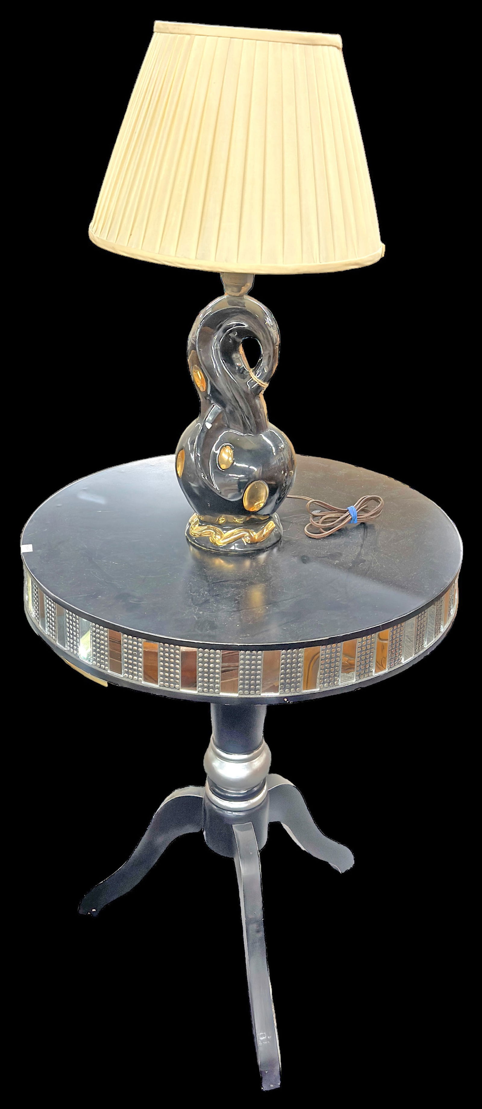 Mod Round Table and Lamp. (1 of 1)