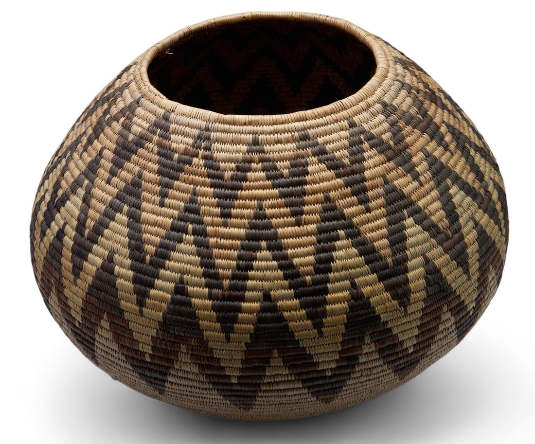 Large American Indian Style Basket. (1 of 5)