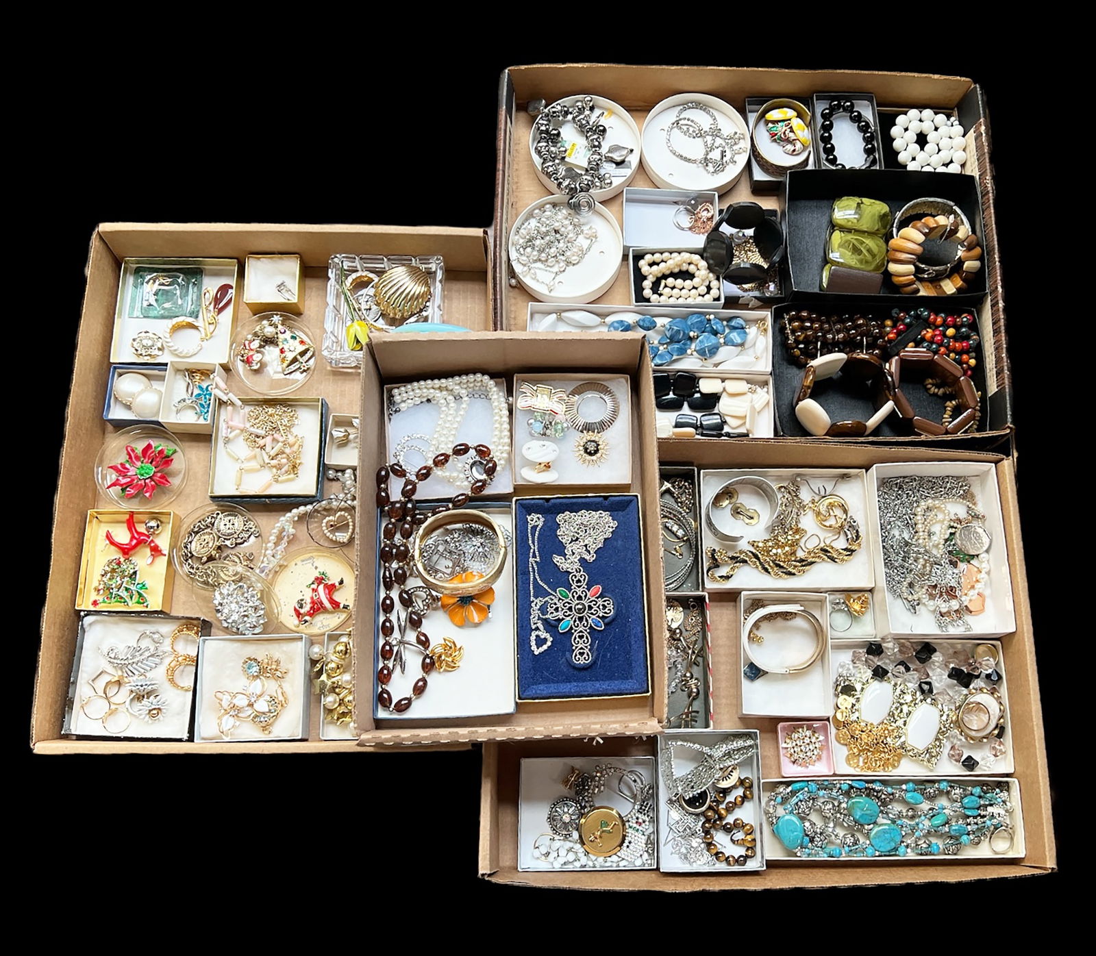 Large Lot of Costume Fashion Jewelry. (1 of 5)