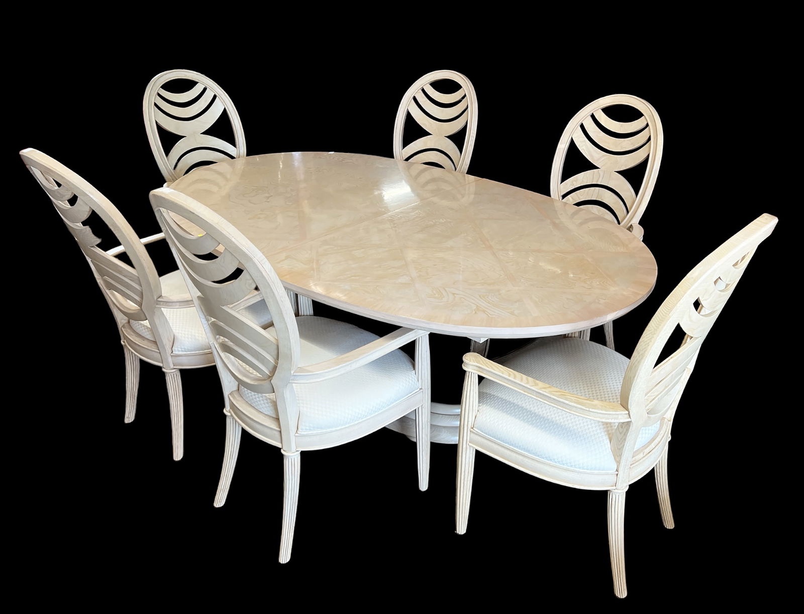 Contemporary Henredon Dining Table and Six Chairs.: This lot consists of a beige color Henredon Dining table with two leaves and six upholstered armchairs with reed-style legs. The table has a burled wood top with a diamond design top and art deco styl