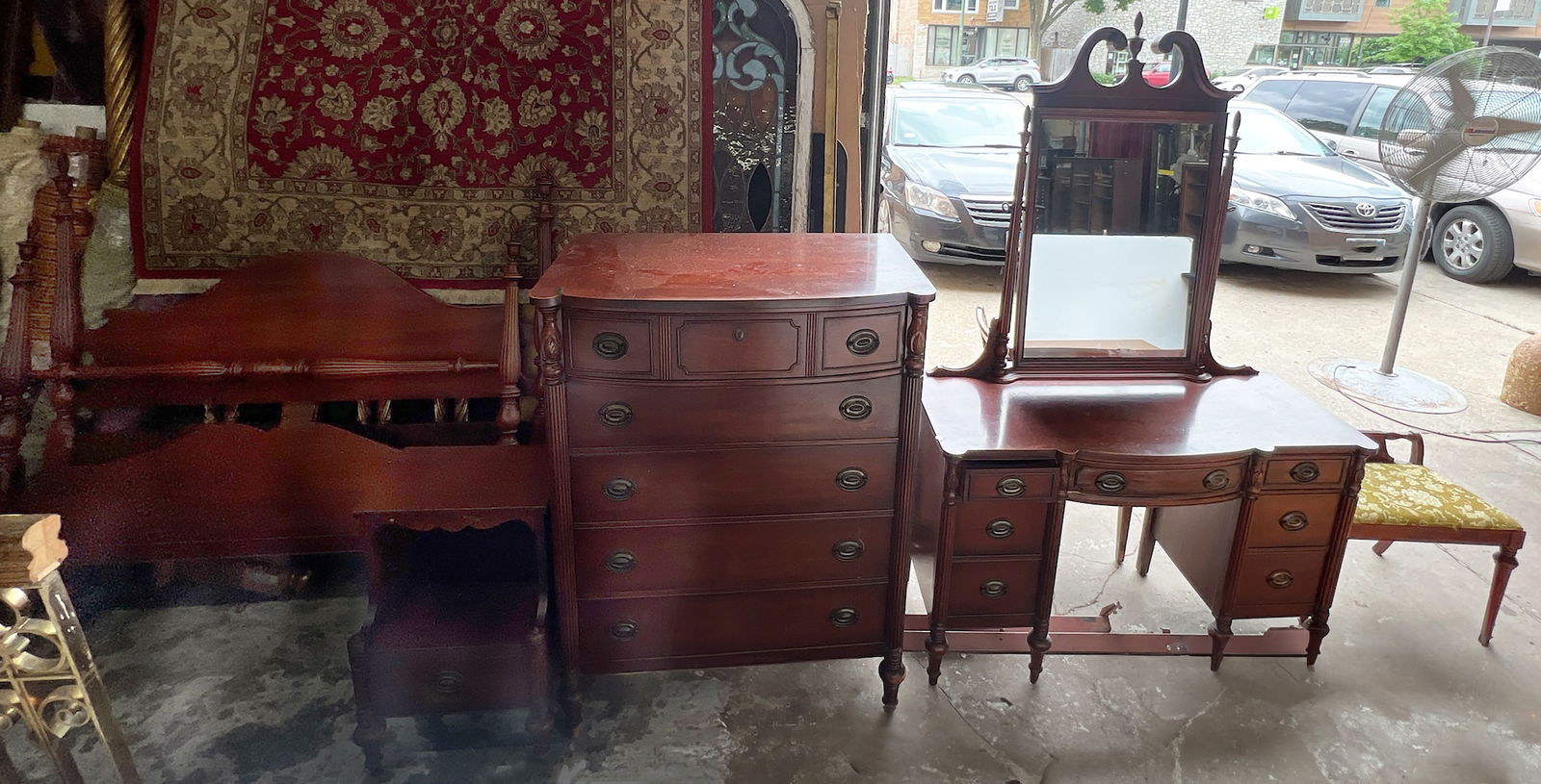 5 Pc. Mahogany Bedroom Set. (1 of 6)