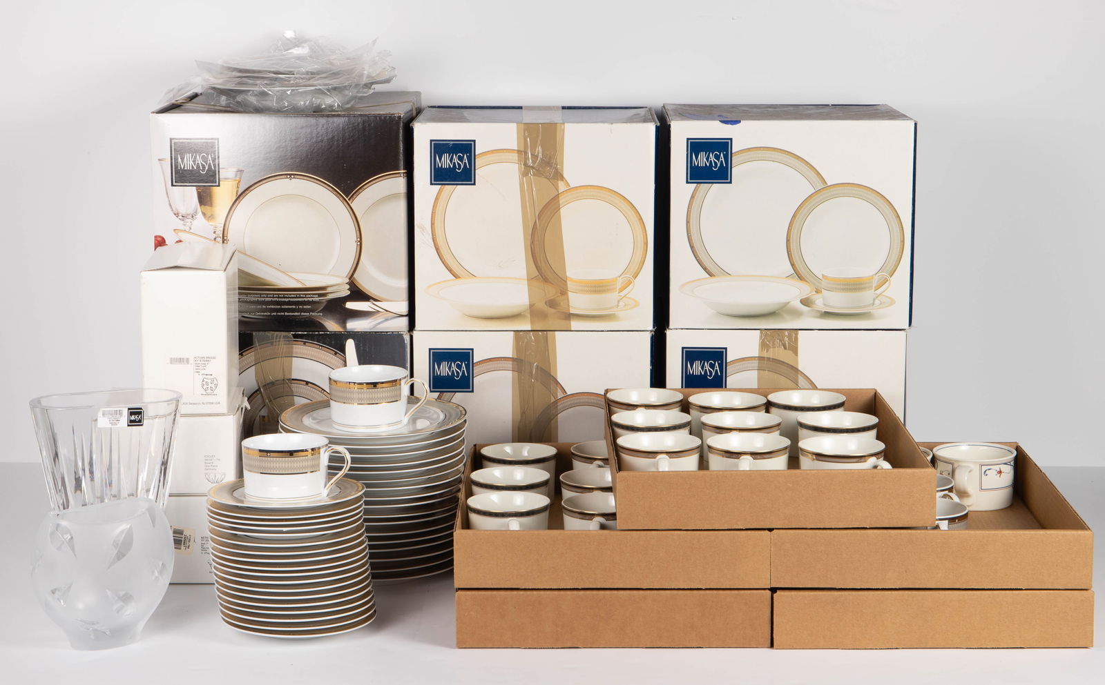 133 Pieces of Mikasa Dinnerware, 4 Designs. (1 of 7)