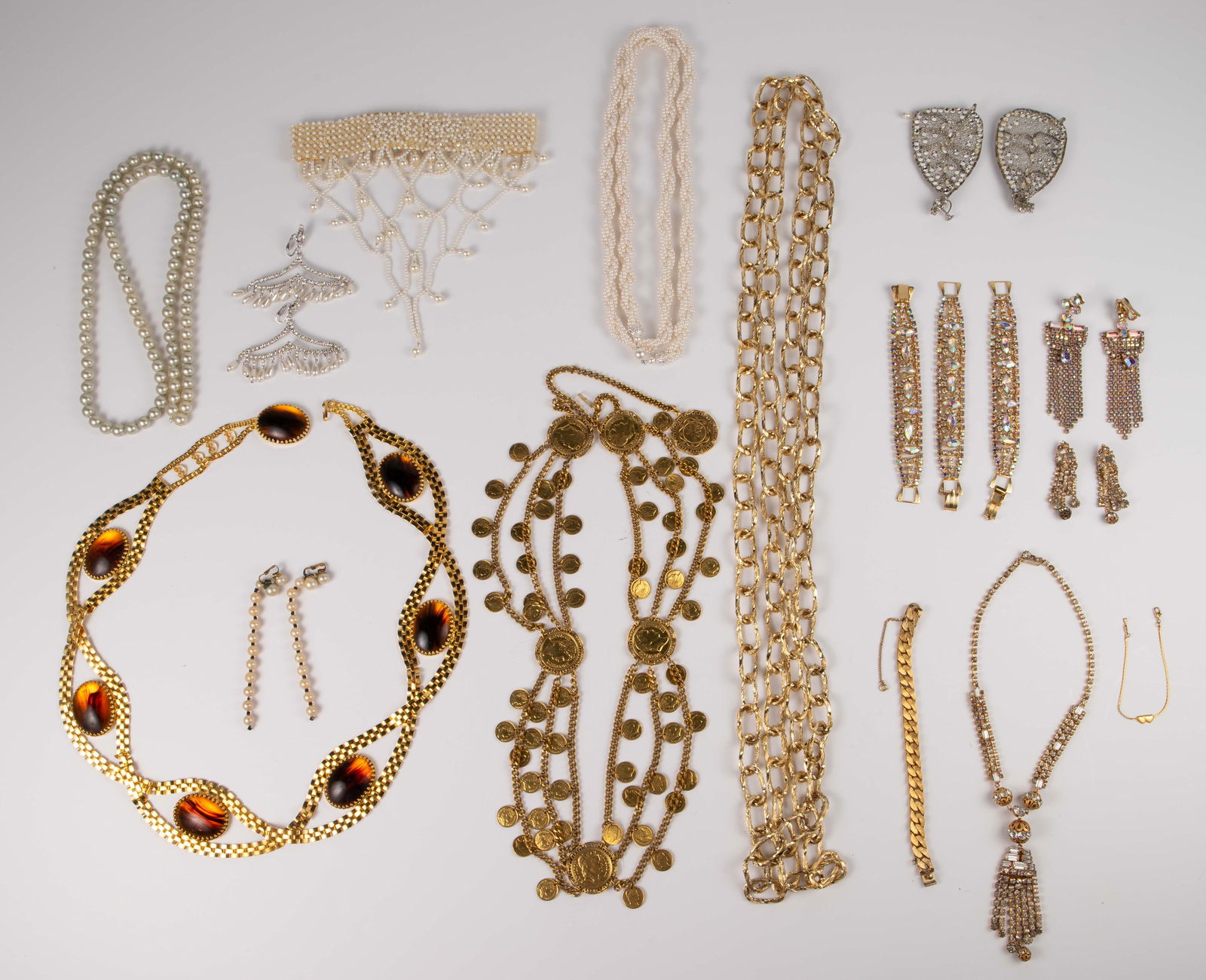 Lot: Rhinestone, Faux Pearl & Gold Tone Jewelry. (1 of 17)