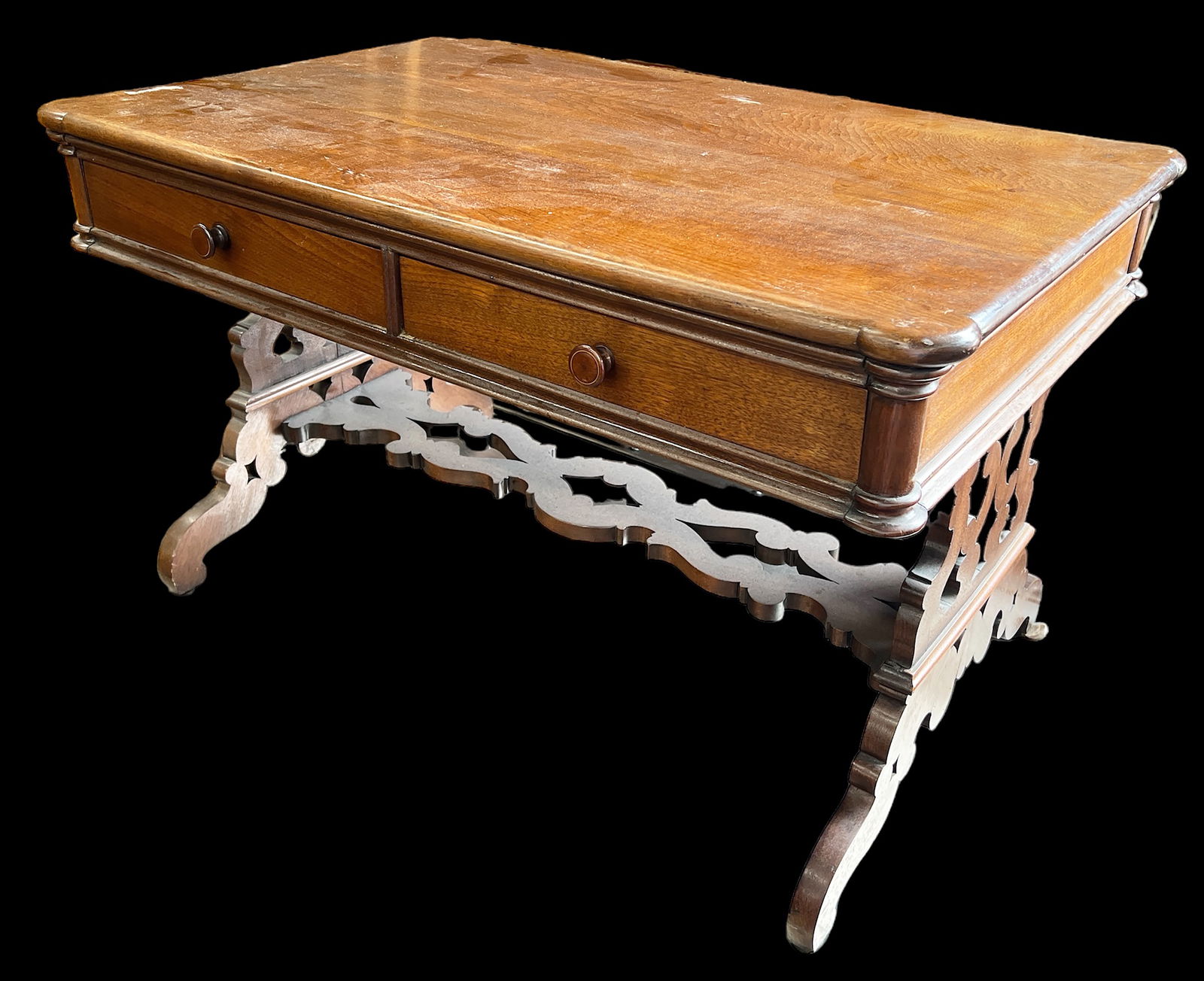 Victorian Style Center Table. (1 of 1)