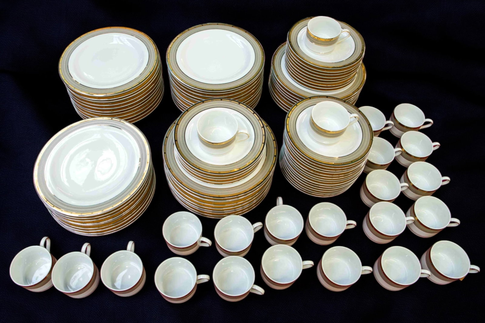 Mikasa Cambridge Dinner (48) & Salad (29) Plates. (1 of 2)