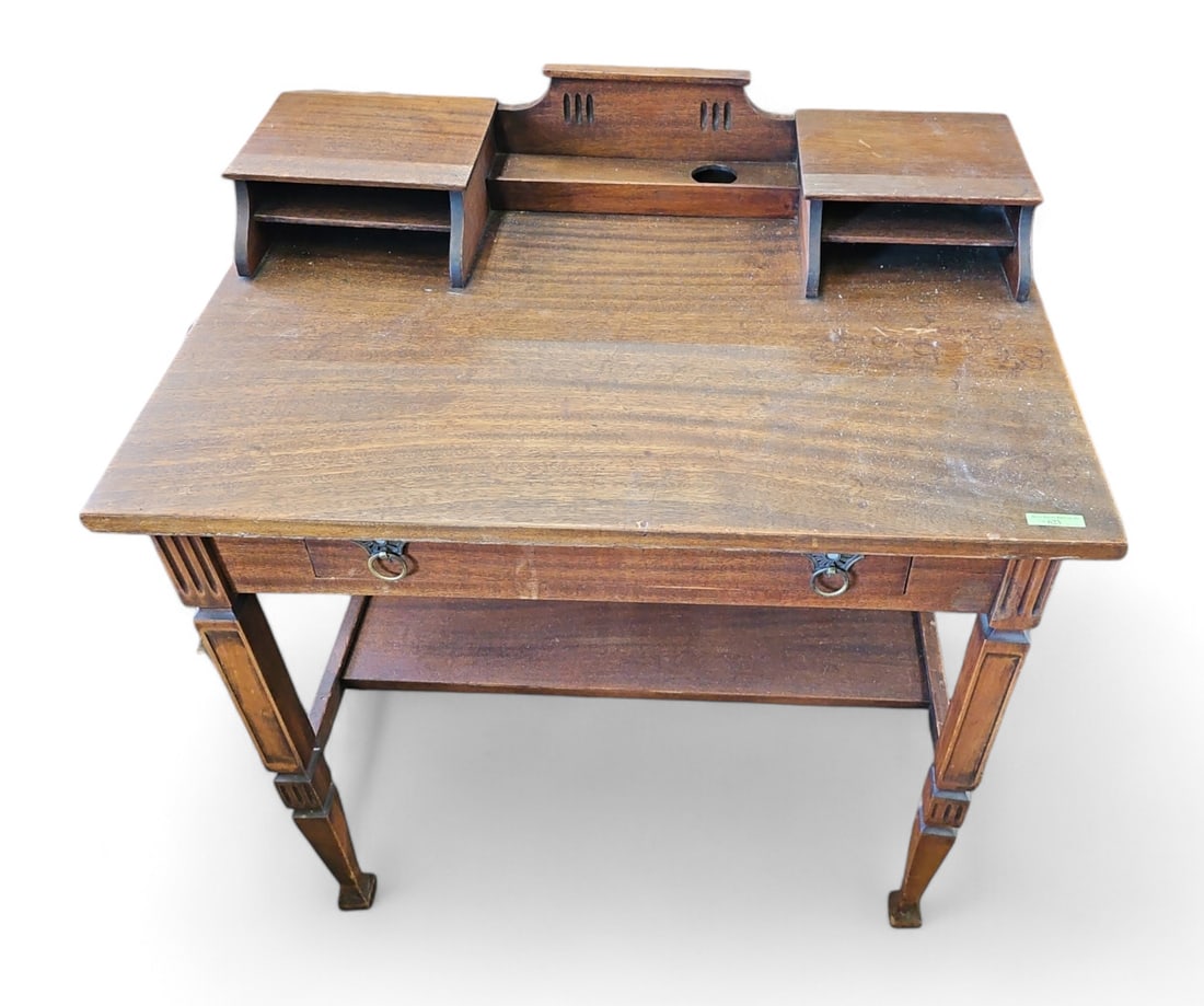 Small Vintage Desk. (1 of 2)