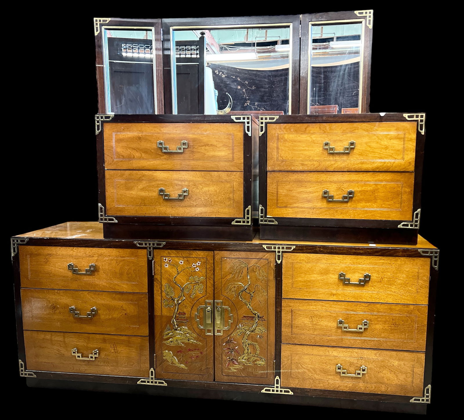 Bassett Asian Style Bedroom Set. (1 of 2)