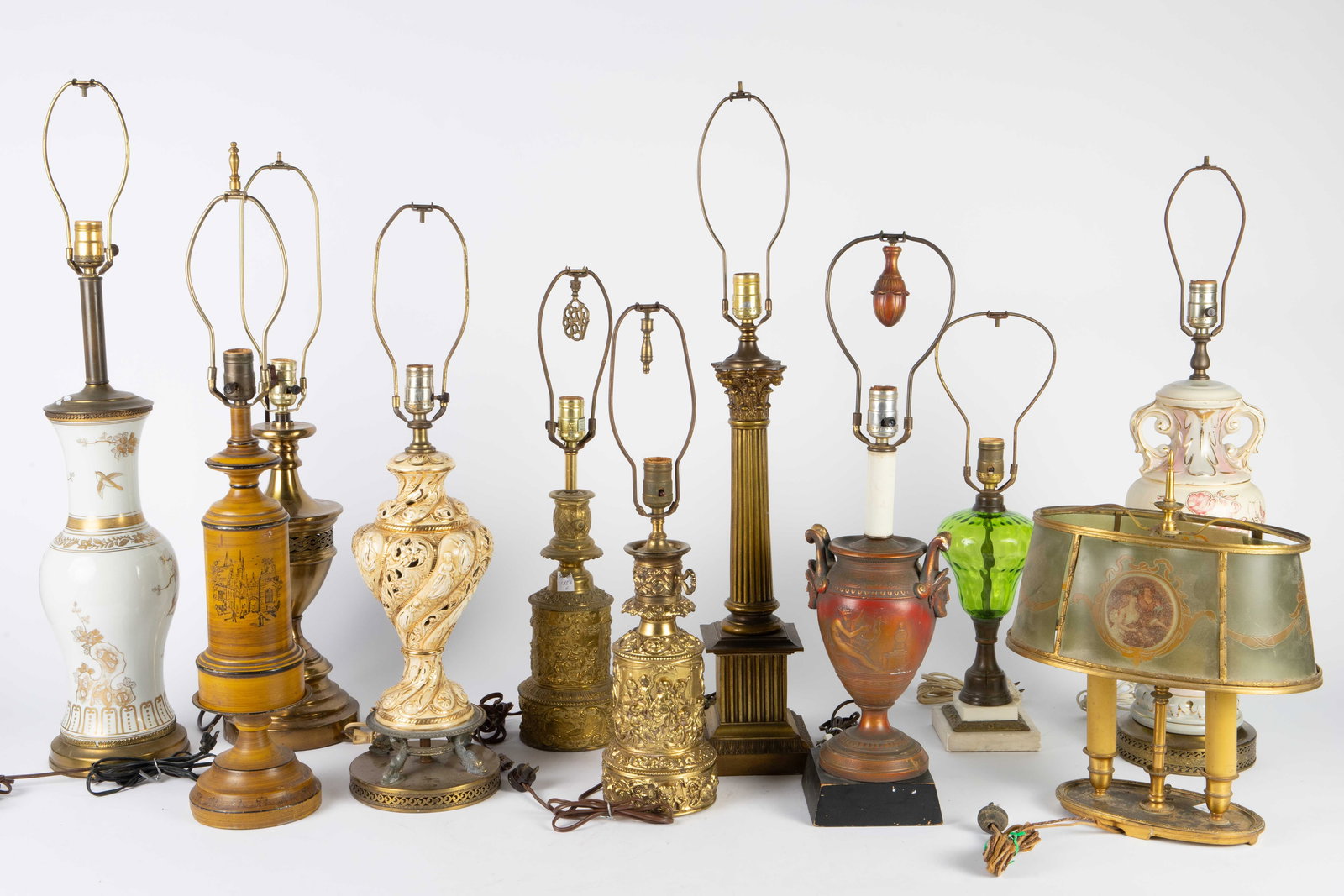Shelf Lot of 11 Vintage Table Lamps. (1 of 12)