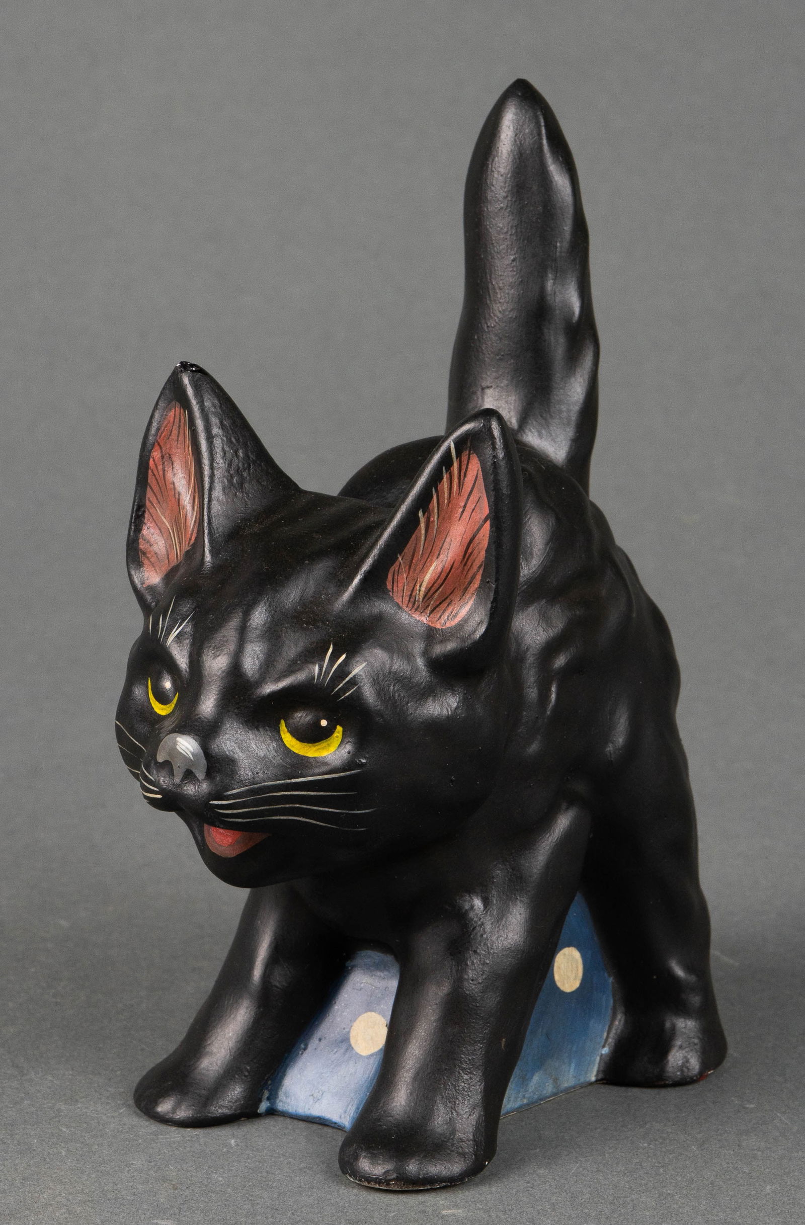 Vaillancourt Folk Art 1995 Scared Cat Figure #47. (1 of 3)