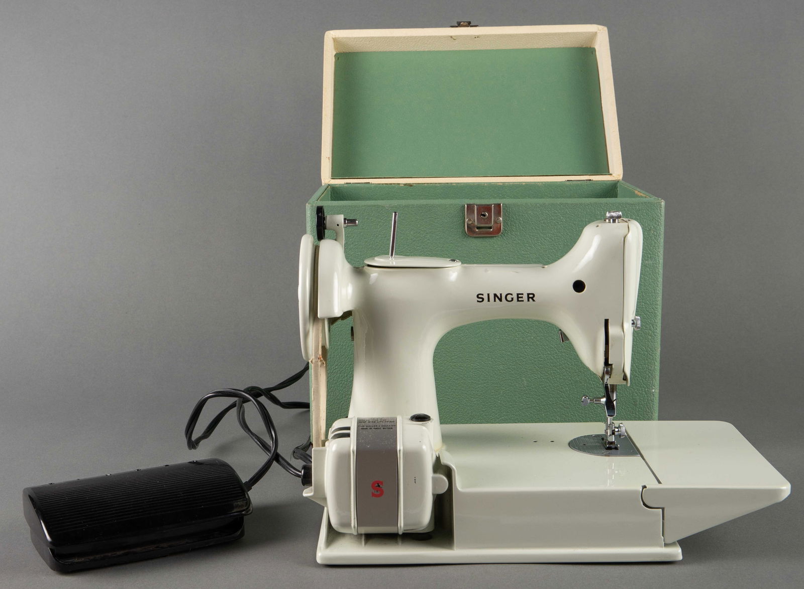 Singer 221K Featherweight Portable Sewing Machine. (1 of 8)