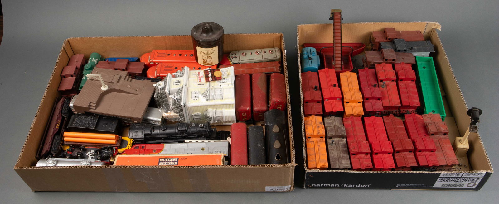 Lot of Mostly Lionel Train Cars and Accessories. (1 of 13)
