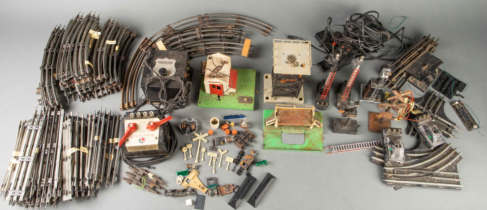 Lot: Lionel Tracks, Transformers, & Accessories. (1 of 10)