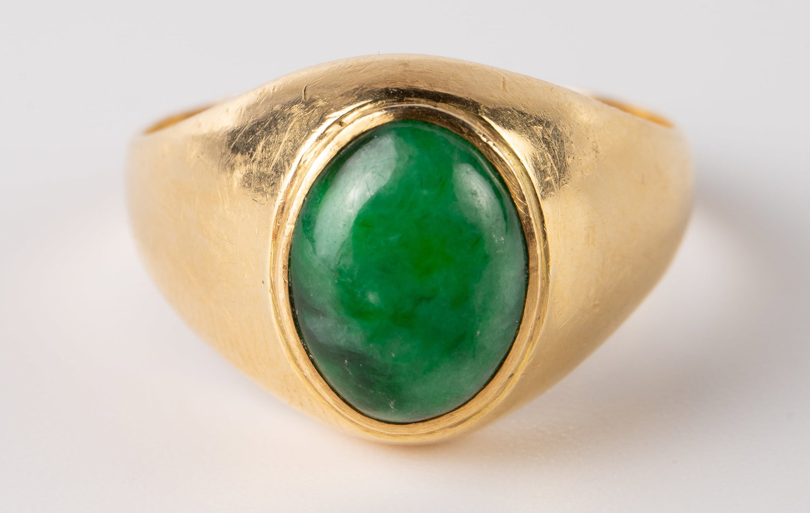18K Gold Ring w/ Green Jade Cabochon Stone. (1 of 4)