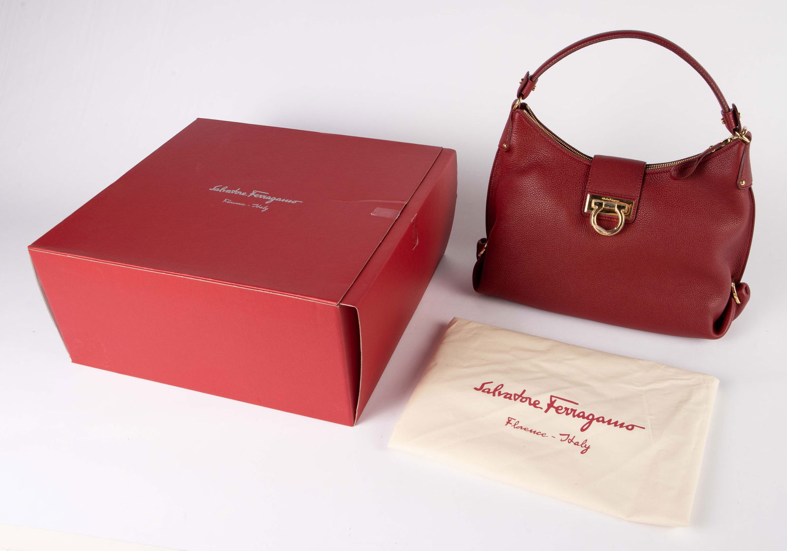 Ferragamo Fanisa Red Pebbled Leather Shoulder Bag. (1 of 4)