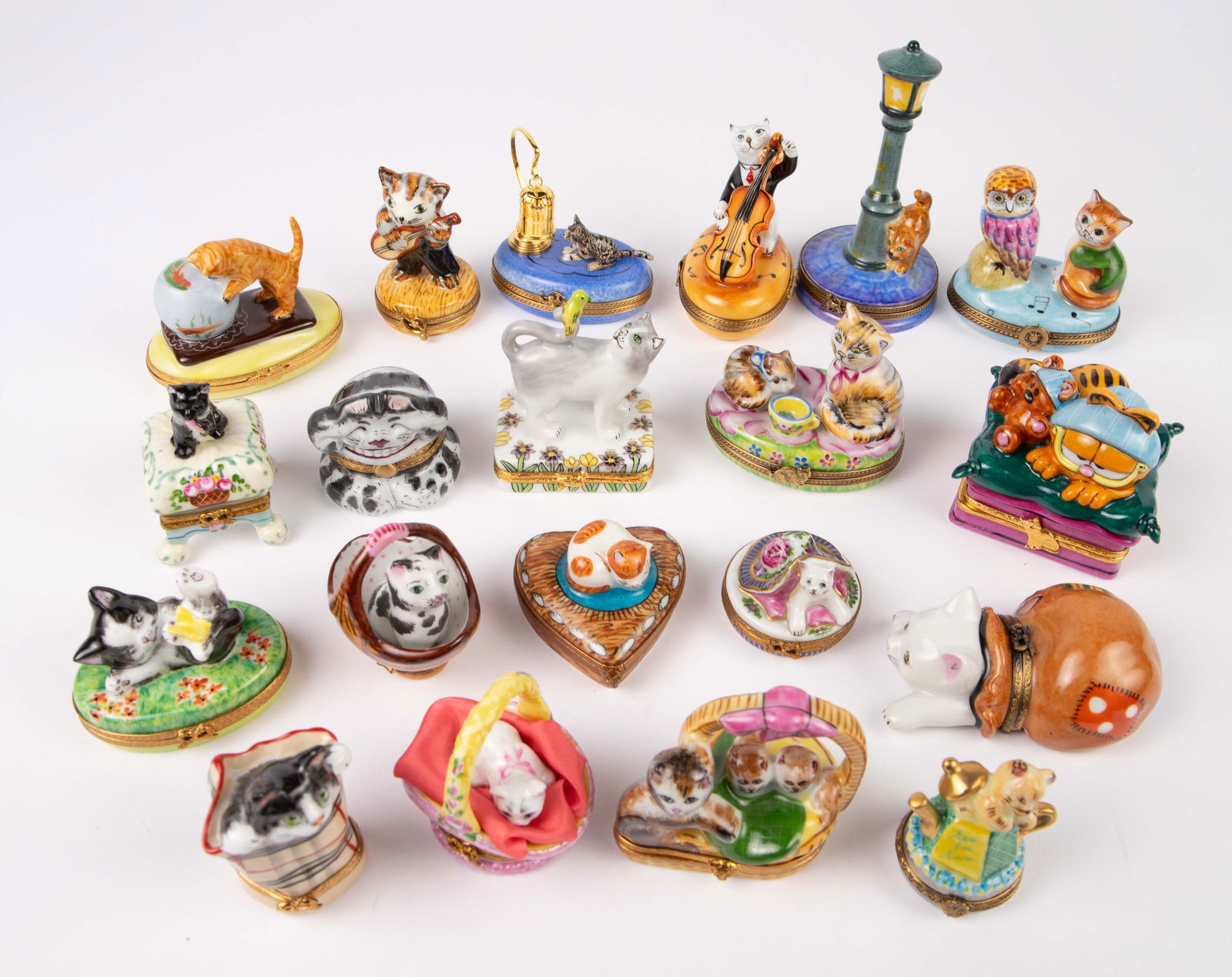 Lot of 20 Limoges Hand Painted Cat Pillboxes. (1 of 12)